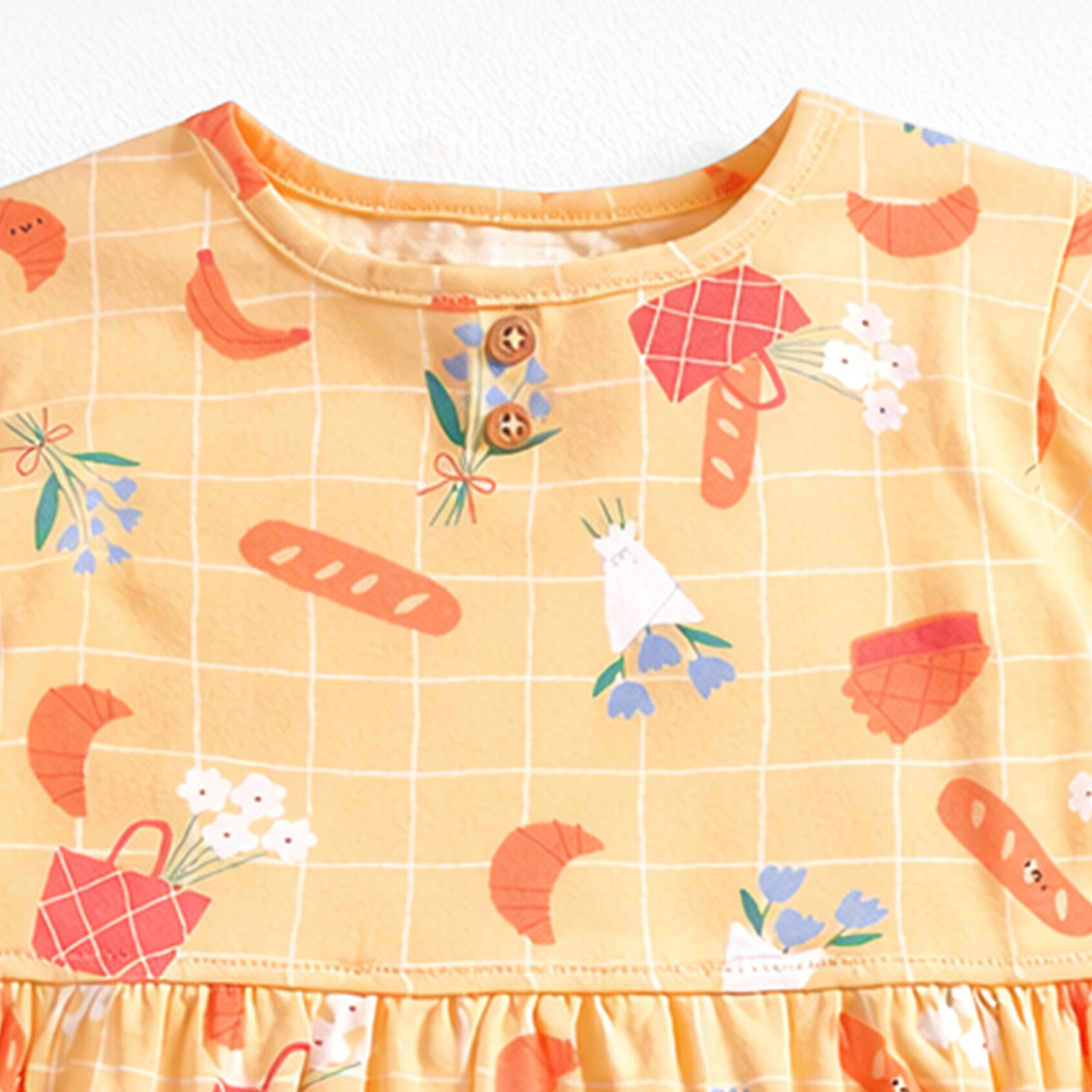 Zoom détails de la robe jaune à motifs, bébé