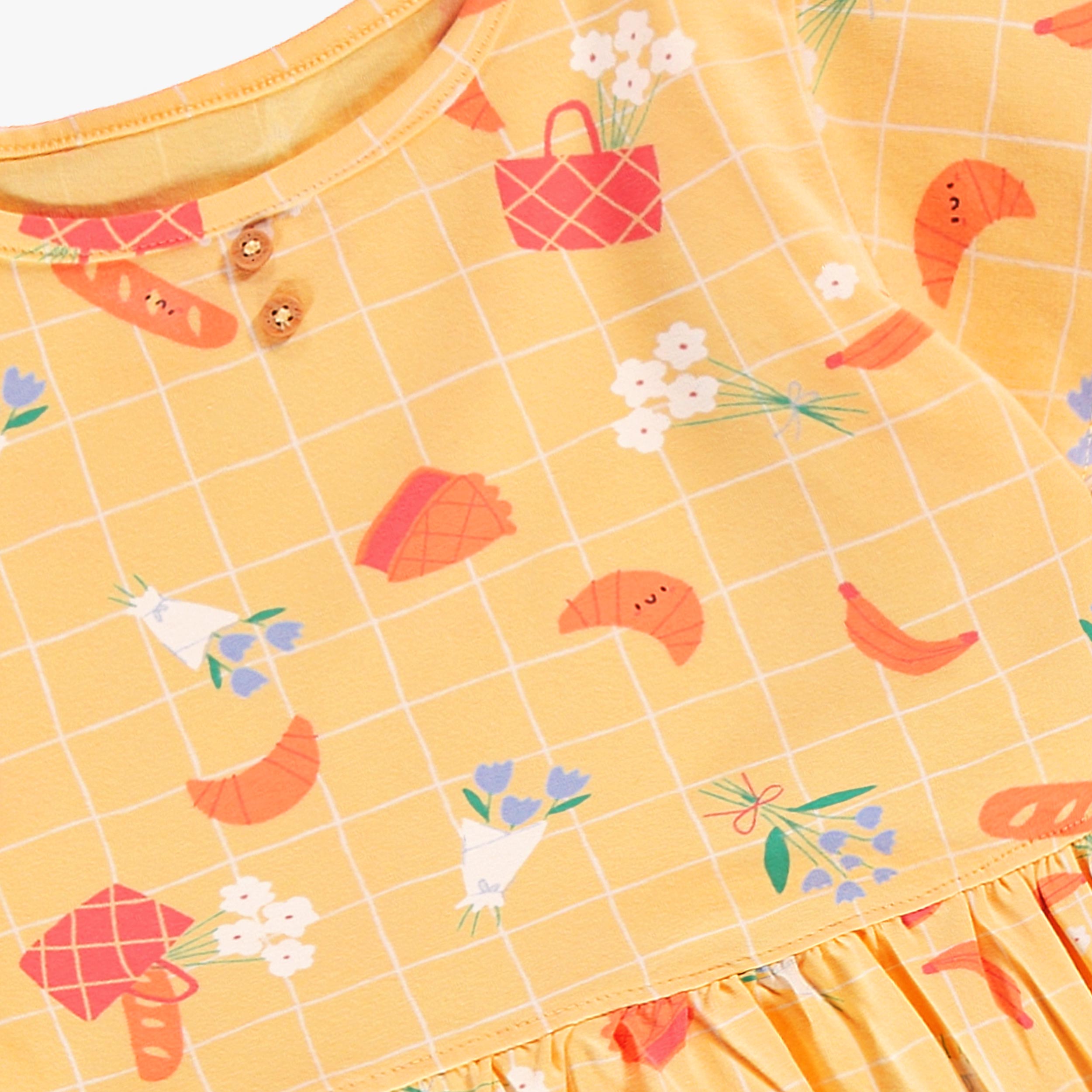 Zoom détails de la robe jaune à motifs, enfant