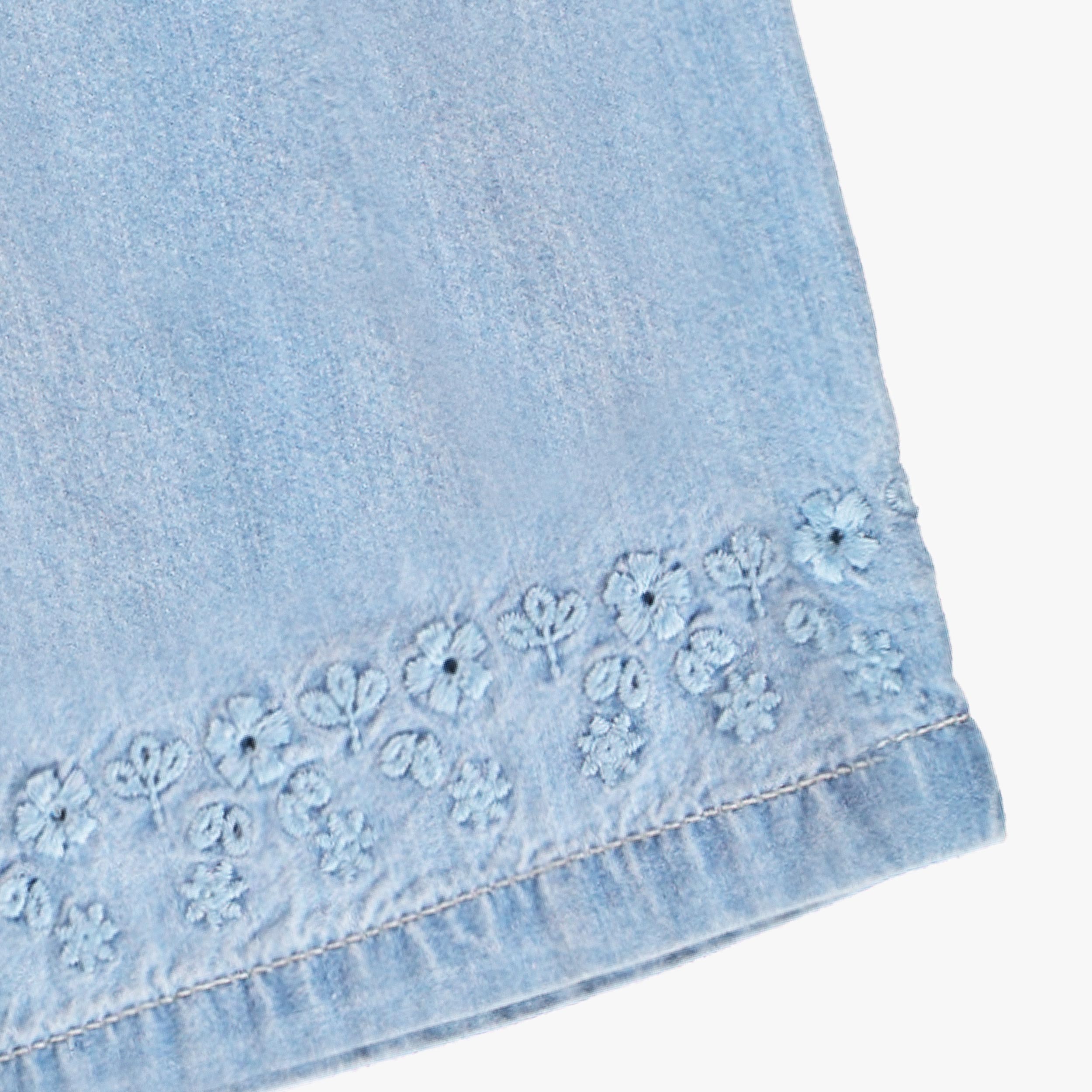 Zoom détails de la salopette en denim léger, bébé