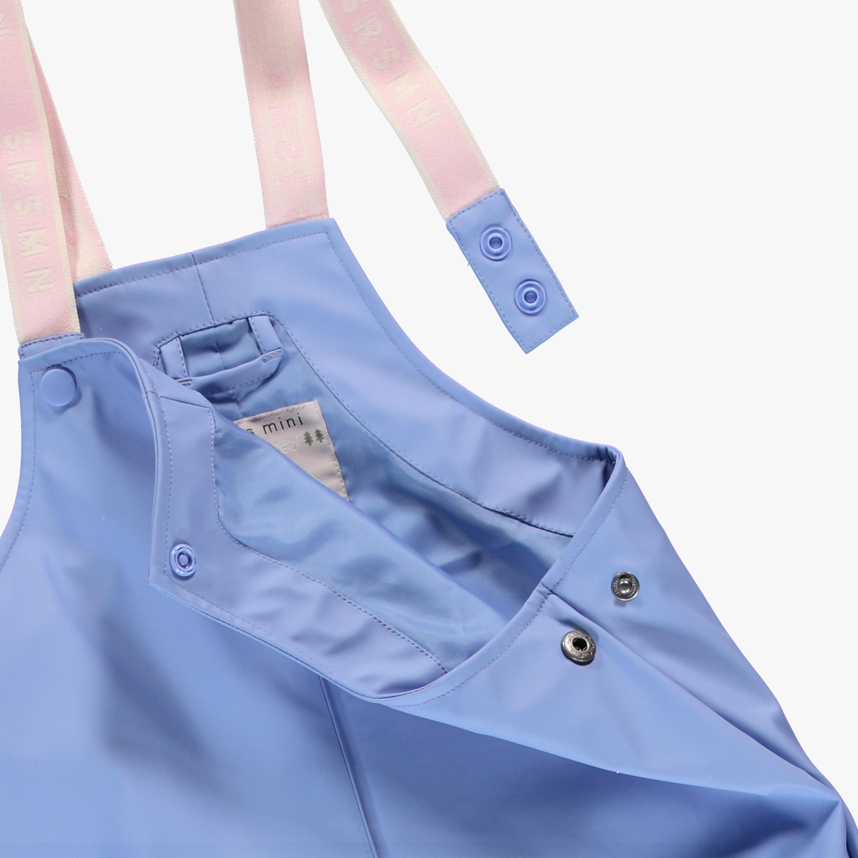 Zoom détails de la salopette de pluie bleue, enfant