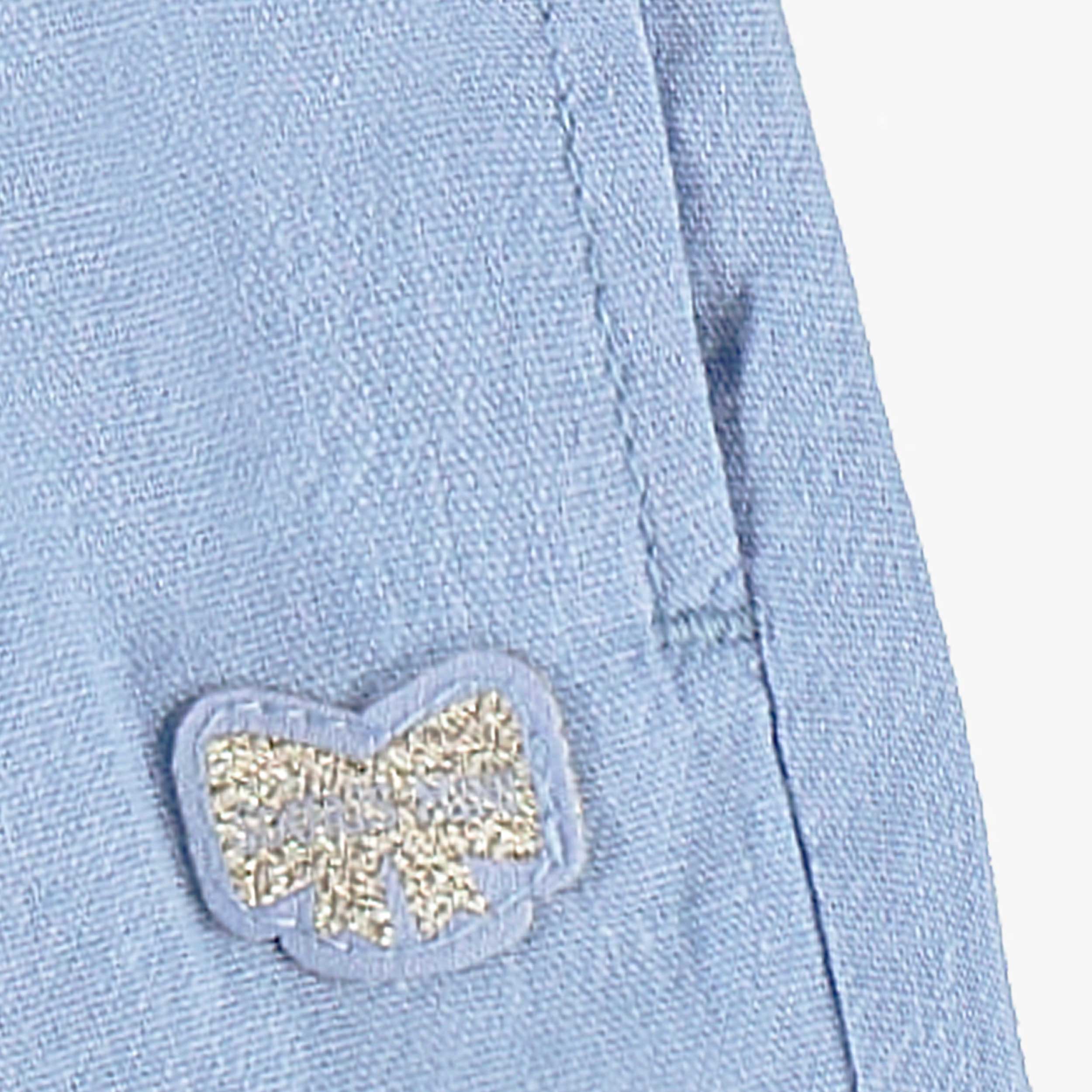 Zoom détails du short bleu en coton et lin, bébé