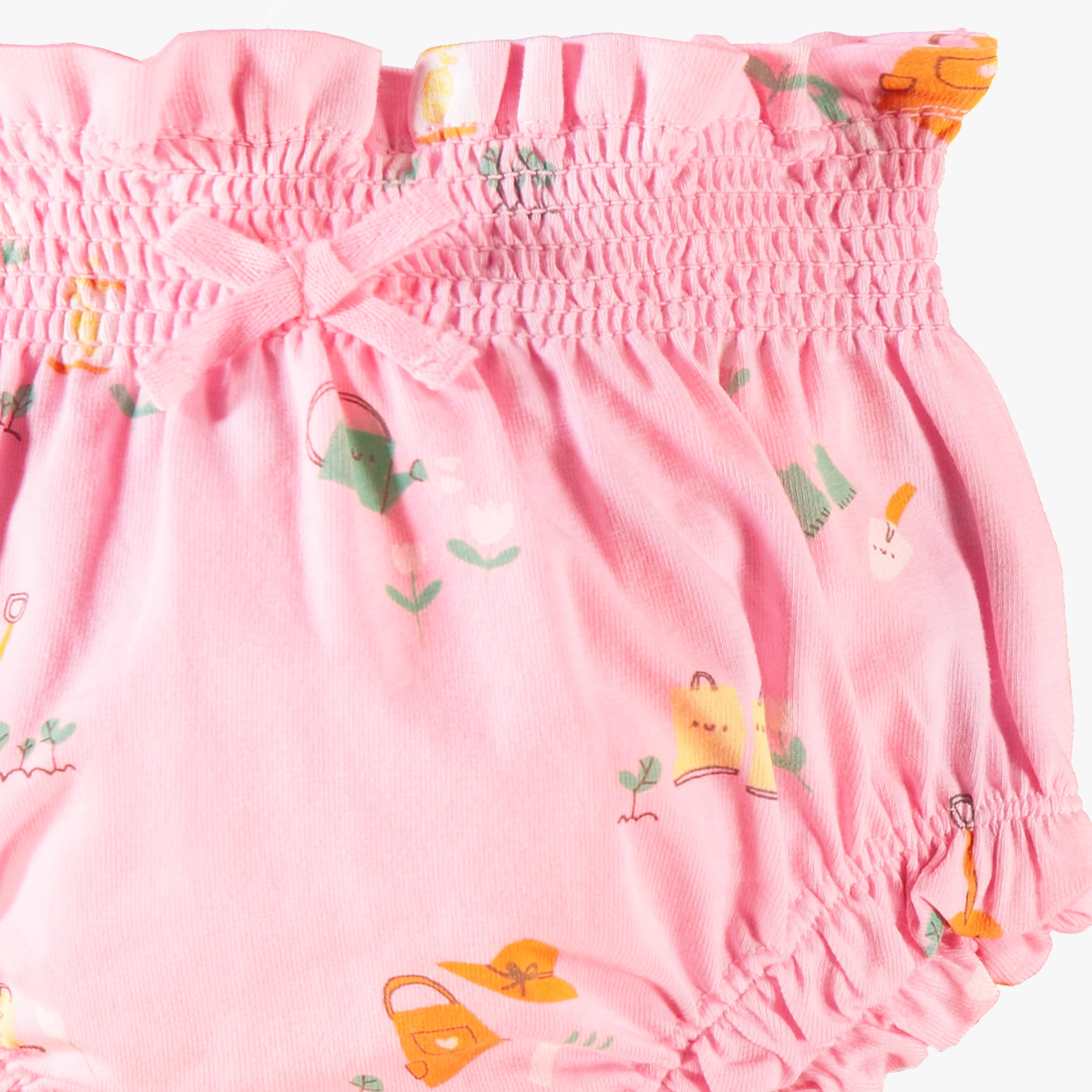 Zoom détails de l'avant du short bouffant rose à motifs, naissance