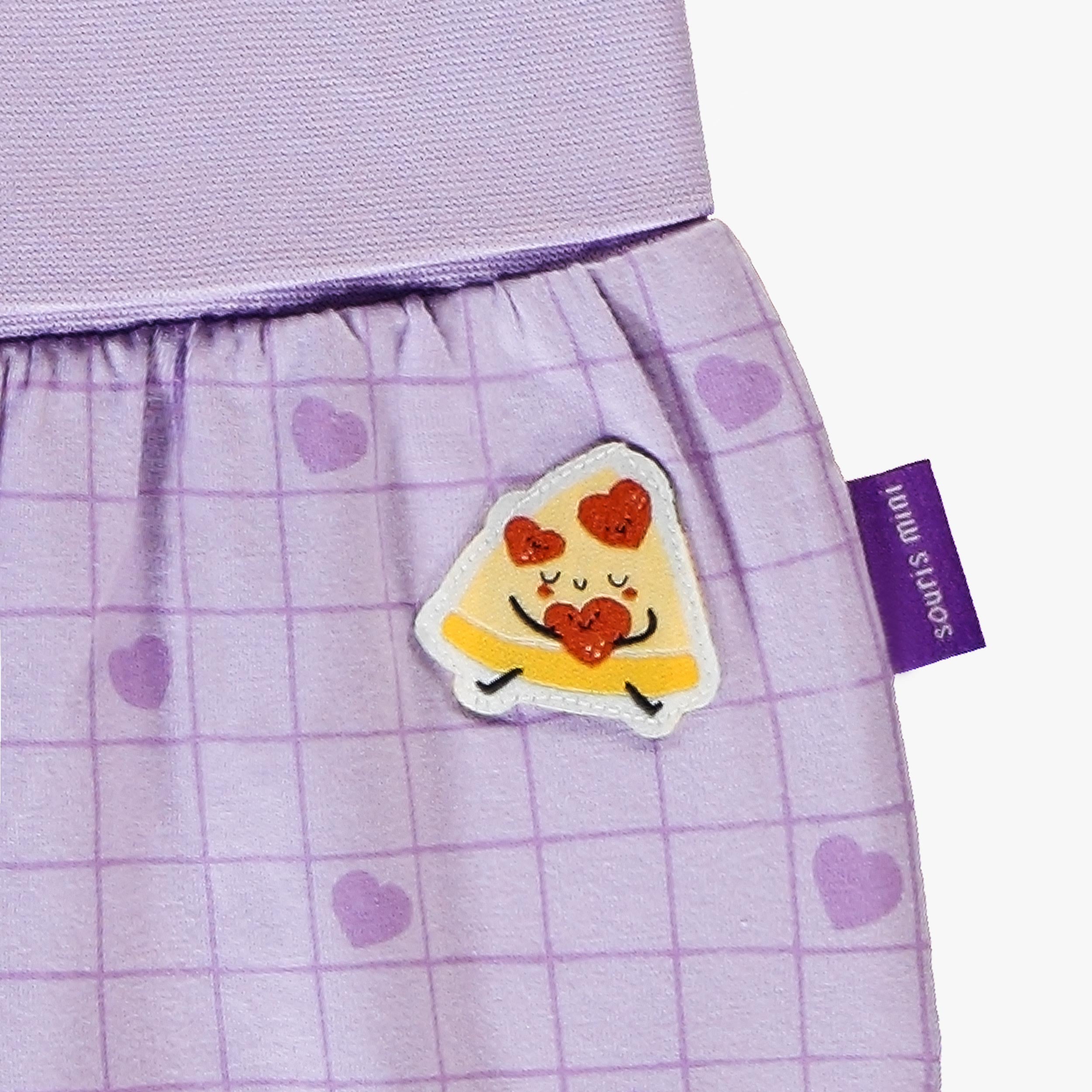 Zoom détails du short évolutif mauve avec cœurs et pizza, bébé
