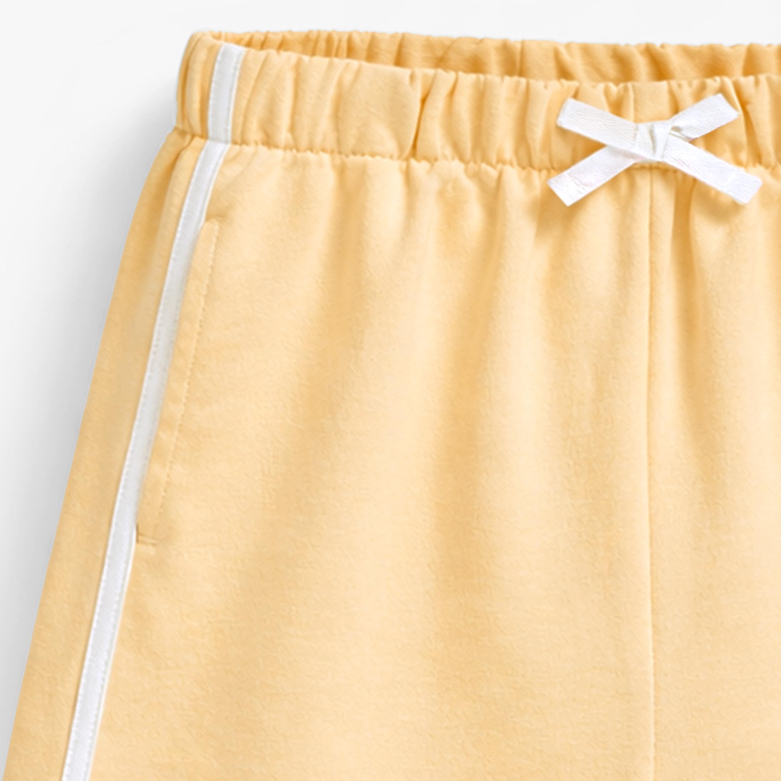Zoom détails du short jaune en tricot français, enfant
