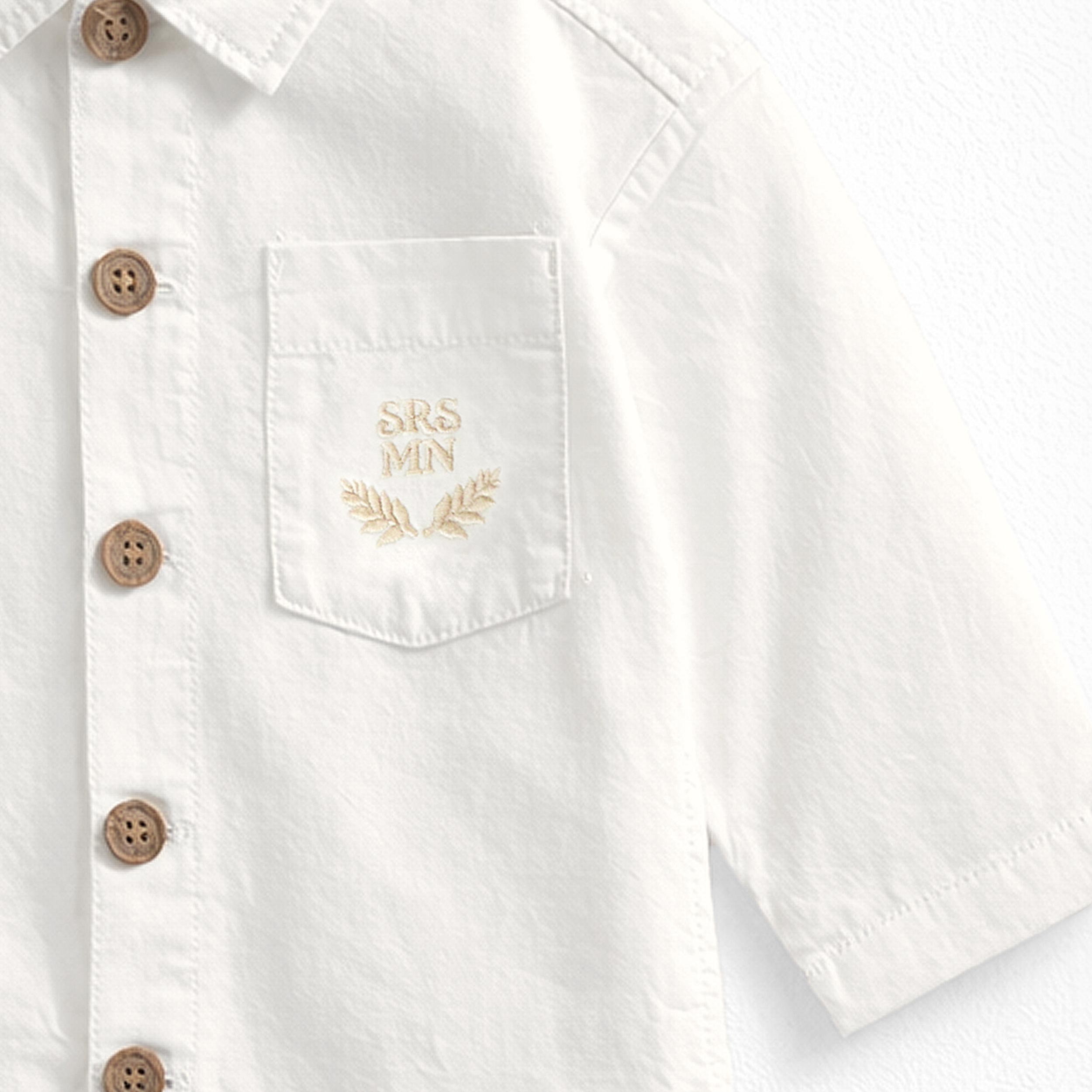 Zoom détails de la surchemise blanche en coton et lin, bébé