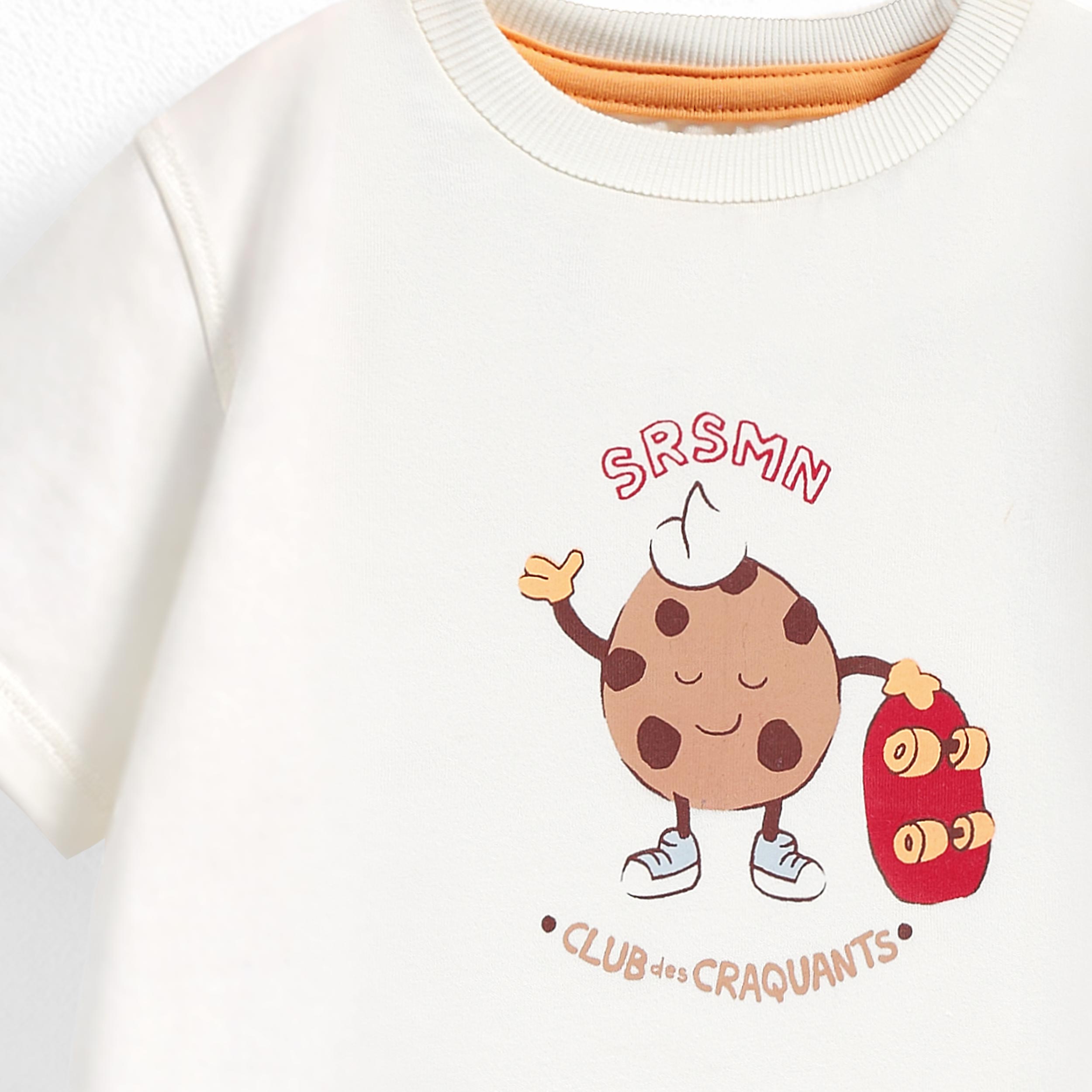 Zoom détails du t-shirt blanc avec illustration, bébé