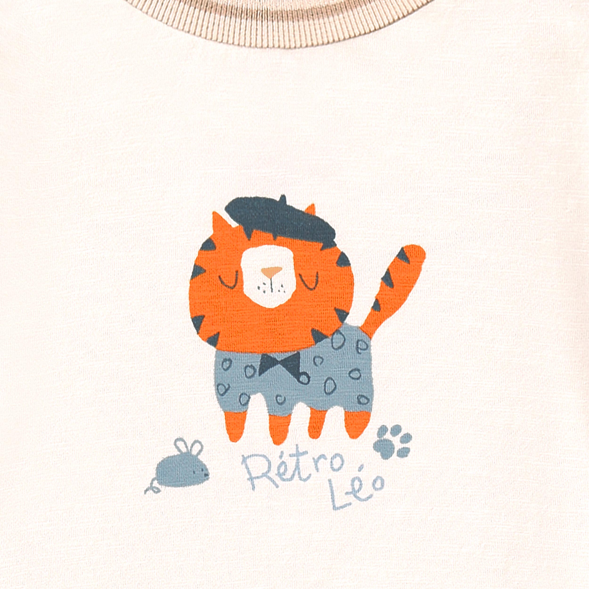 Zoom détails du t-shirt blanc avec illustration de tigre, bébé