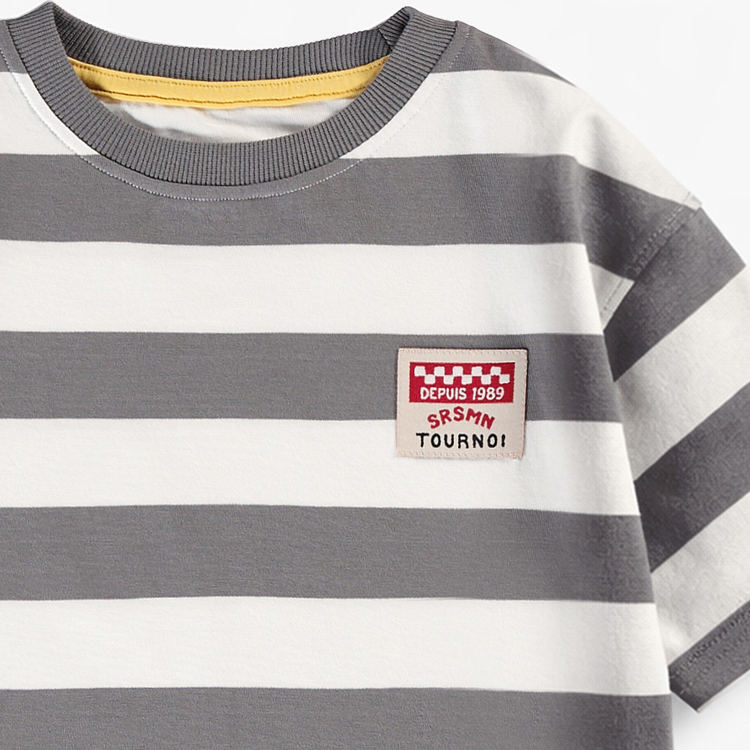 Zoom détails du t-shirt blanc et gris à rayures, enfant