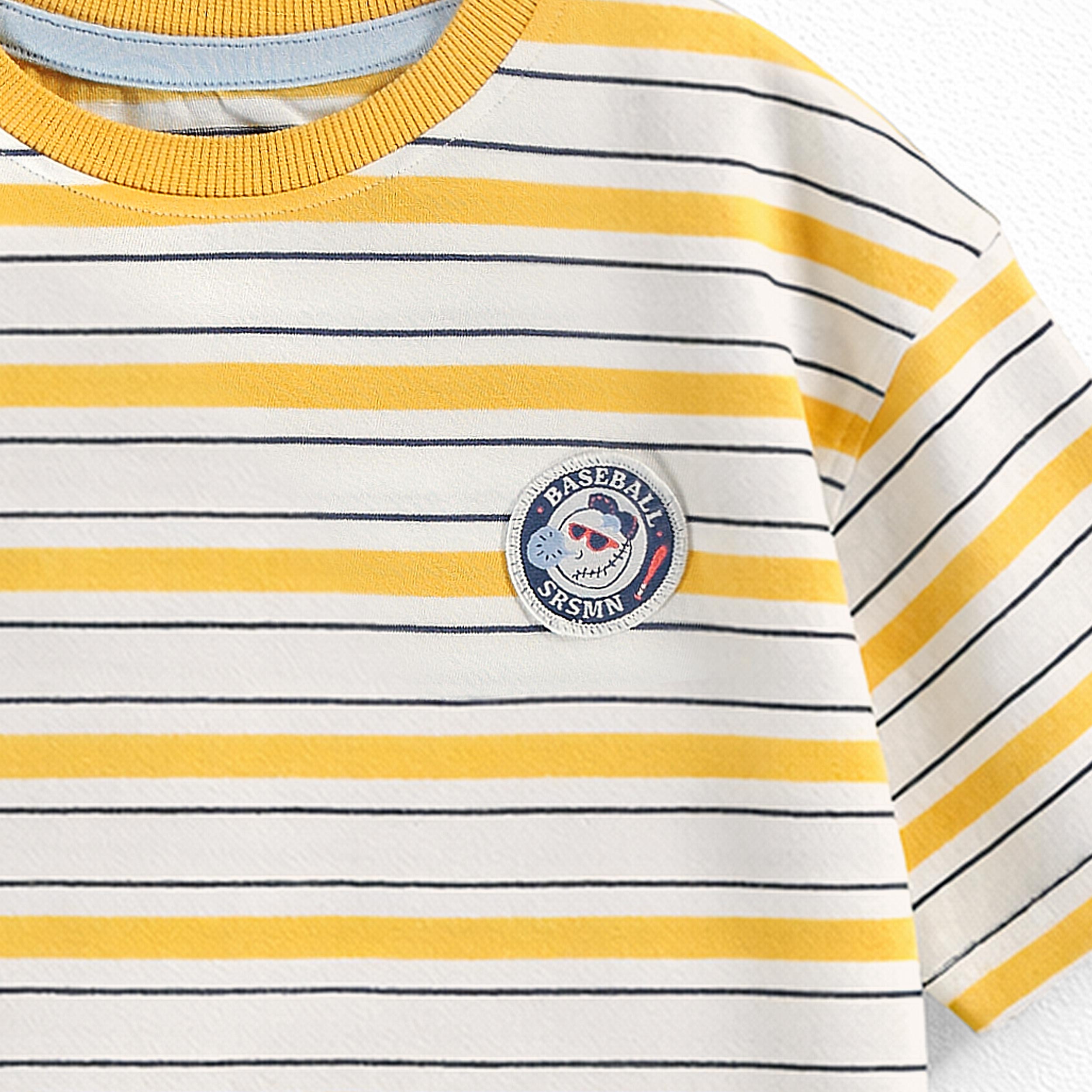 Zoom détails du t-shirt blanc à rayures jaunes et bleu marine, enfant