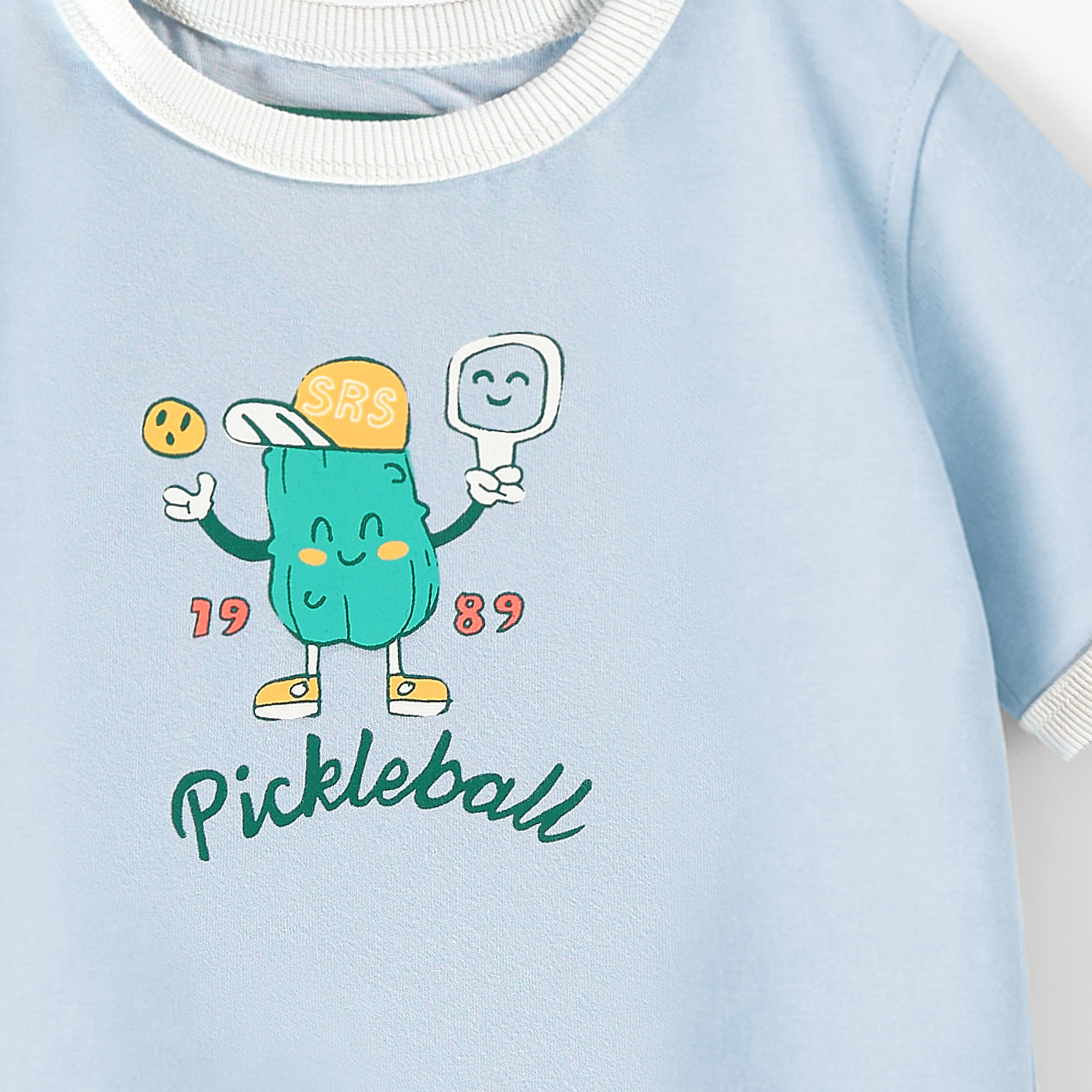 Zoom détails du t-shirt bleu avec illustration, bébé