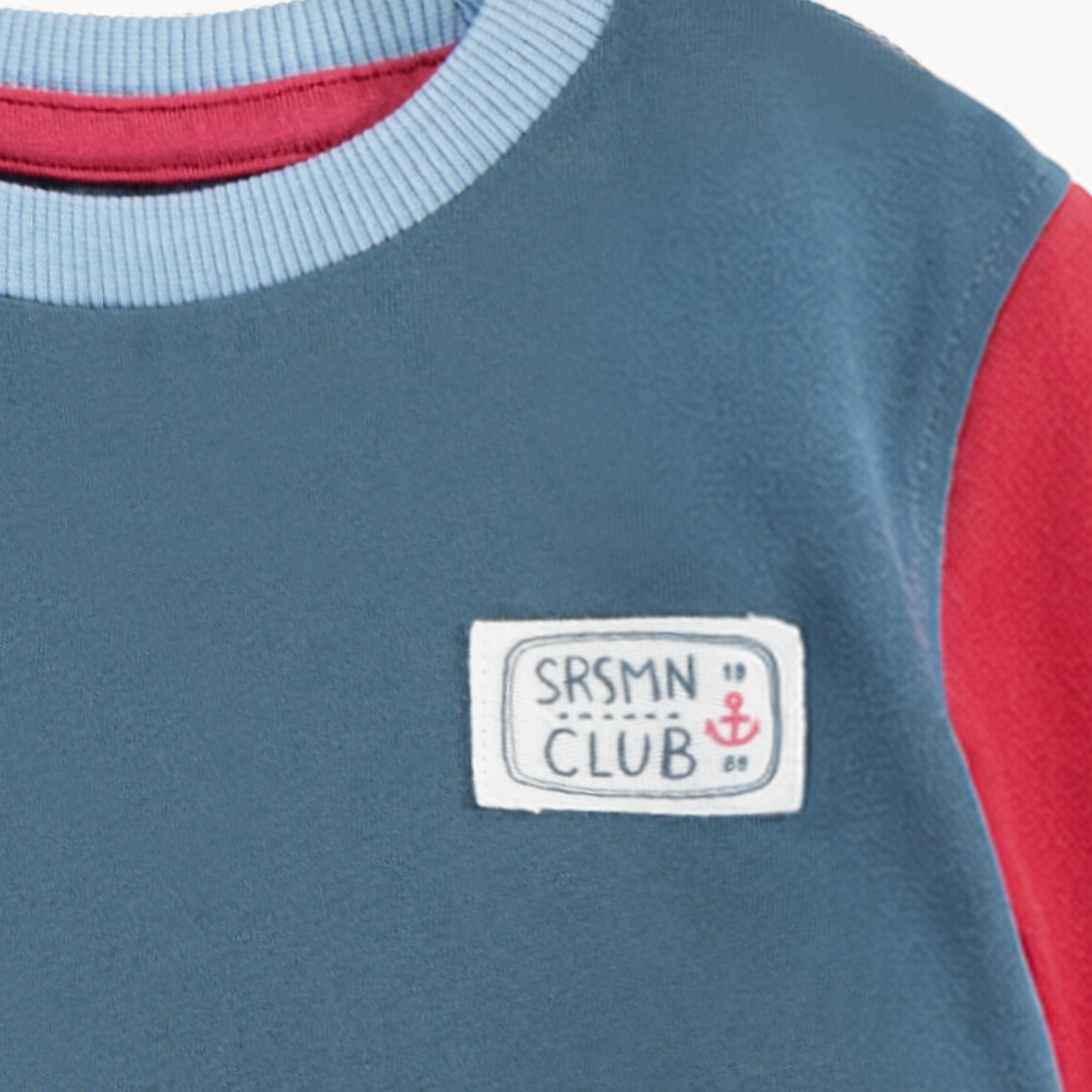 Zoom détails du t-shirt bleu marine avec illustration, bébé