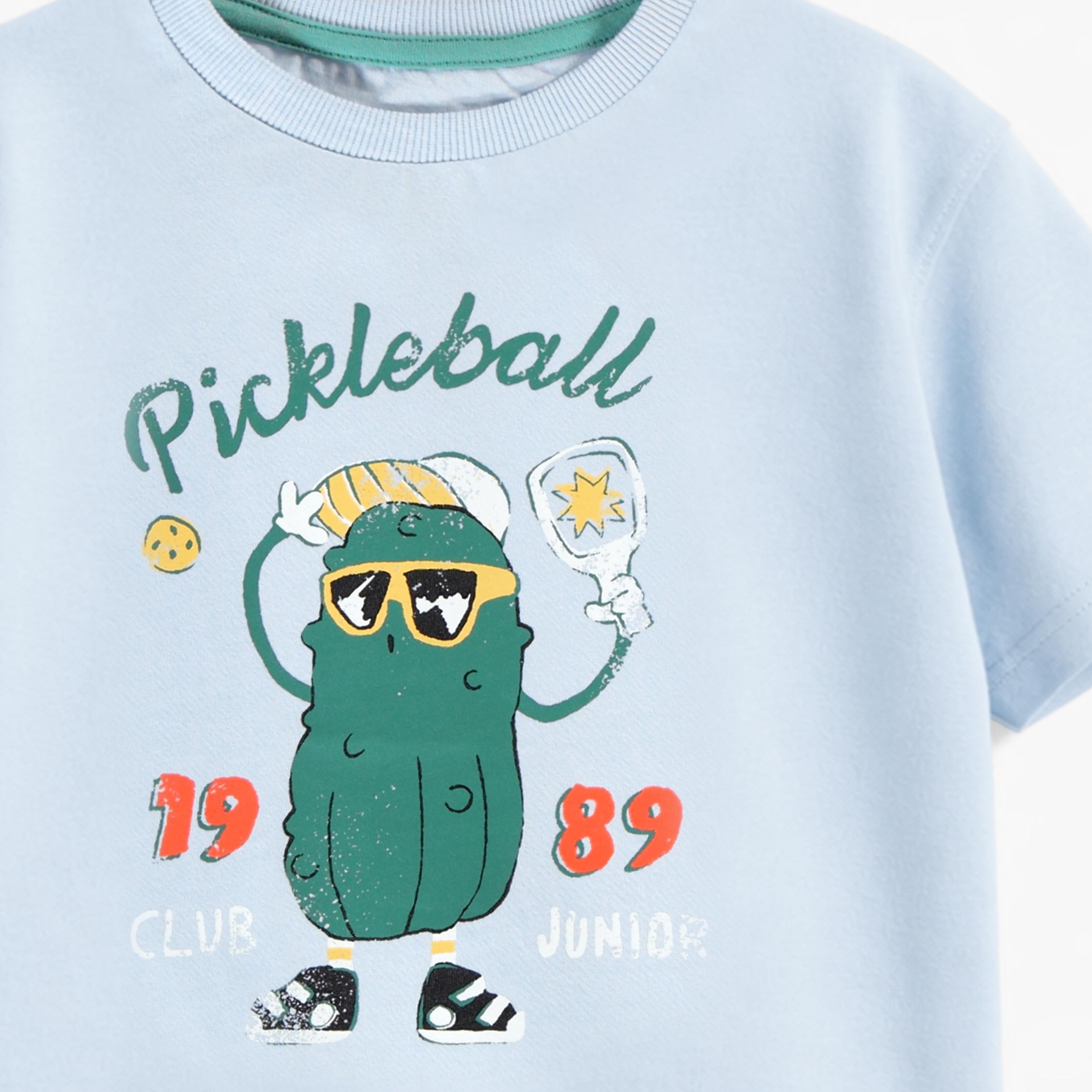 Zoom détails du t-shirt bleu pâle avec illustration, enfant