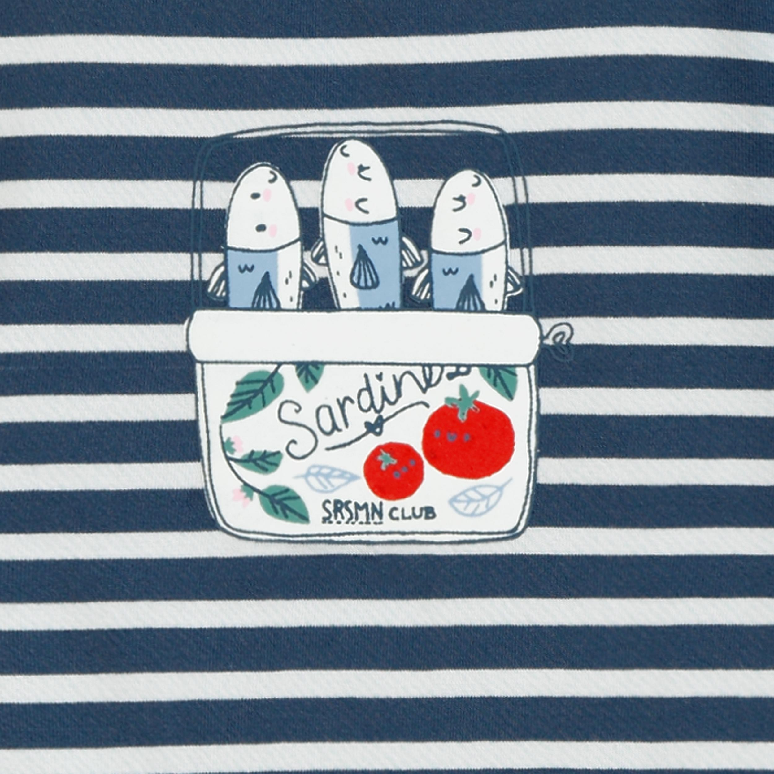 Zoom détails du t-shirt crème et bleu à rayures avec illustration, bébé