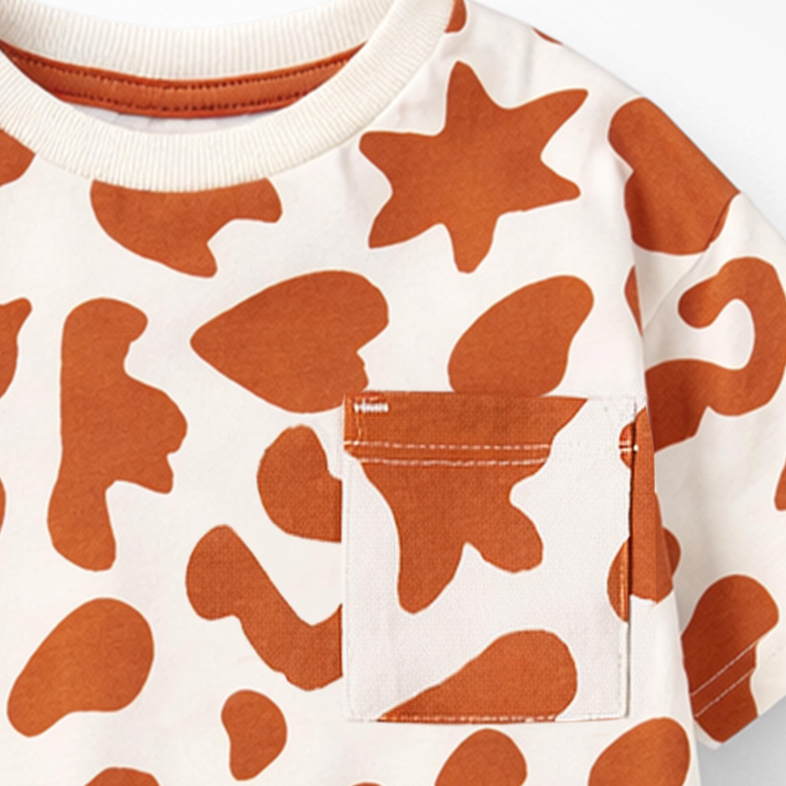 Zoom détails du T-shirt crème et brun avec motif de vache, enfant