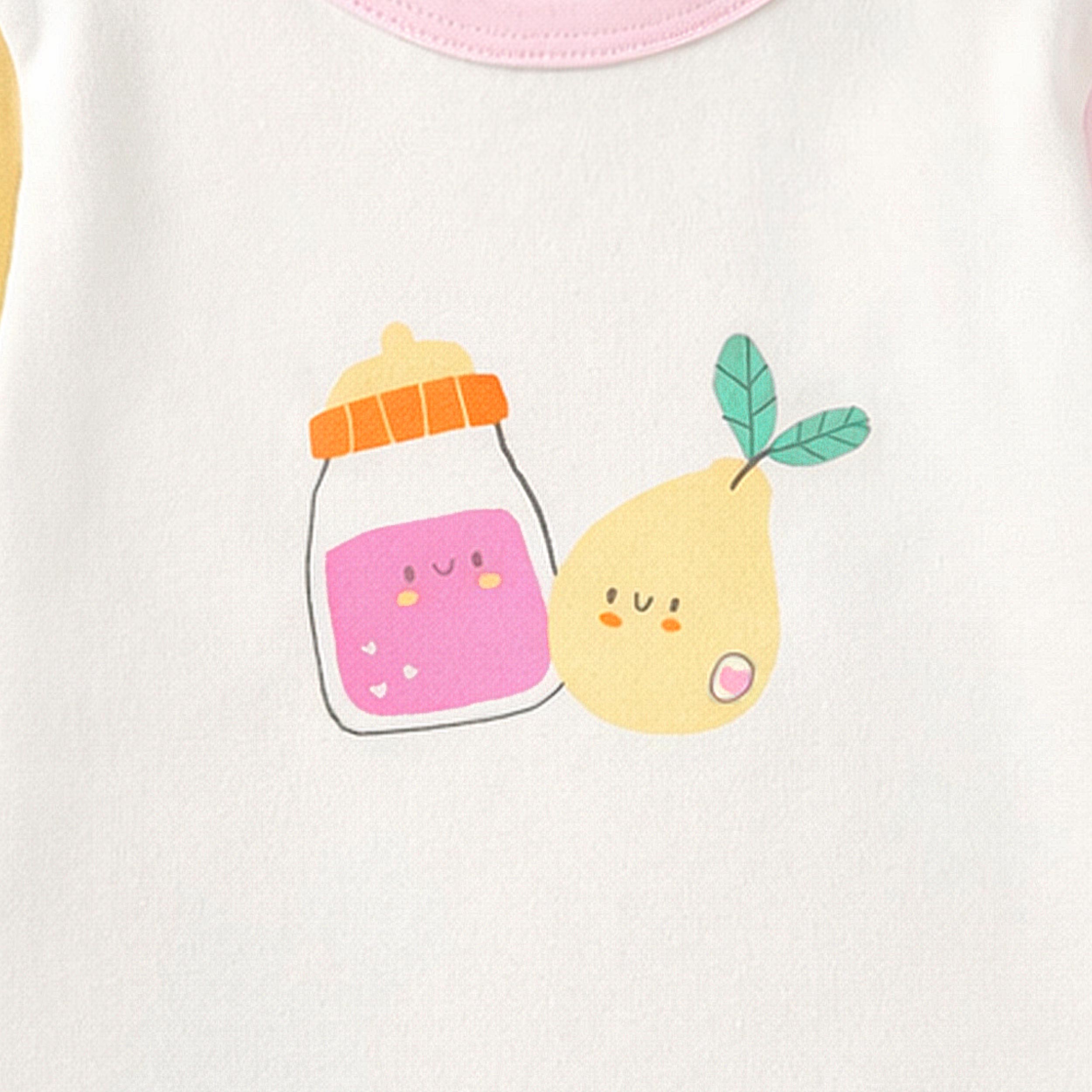 Zoom détails du t-shirt crème, jaune et lilas avec illustration, naissance