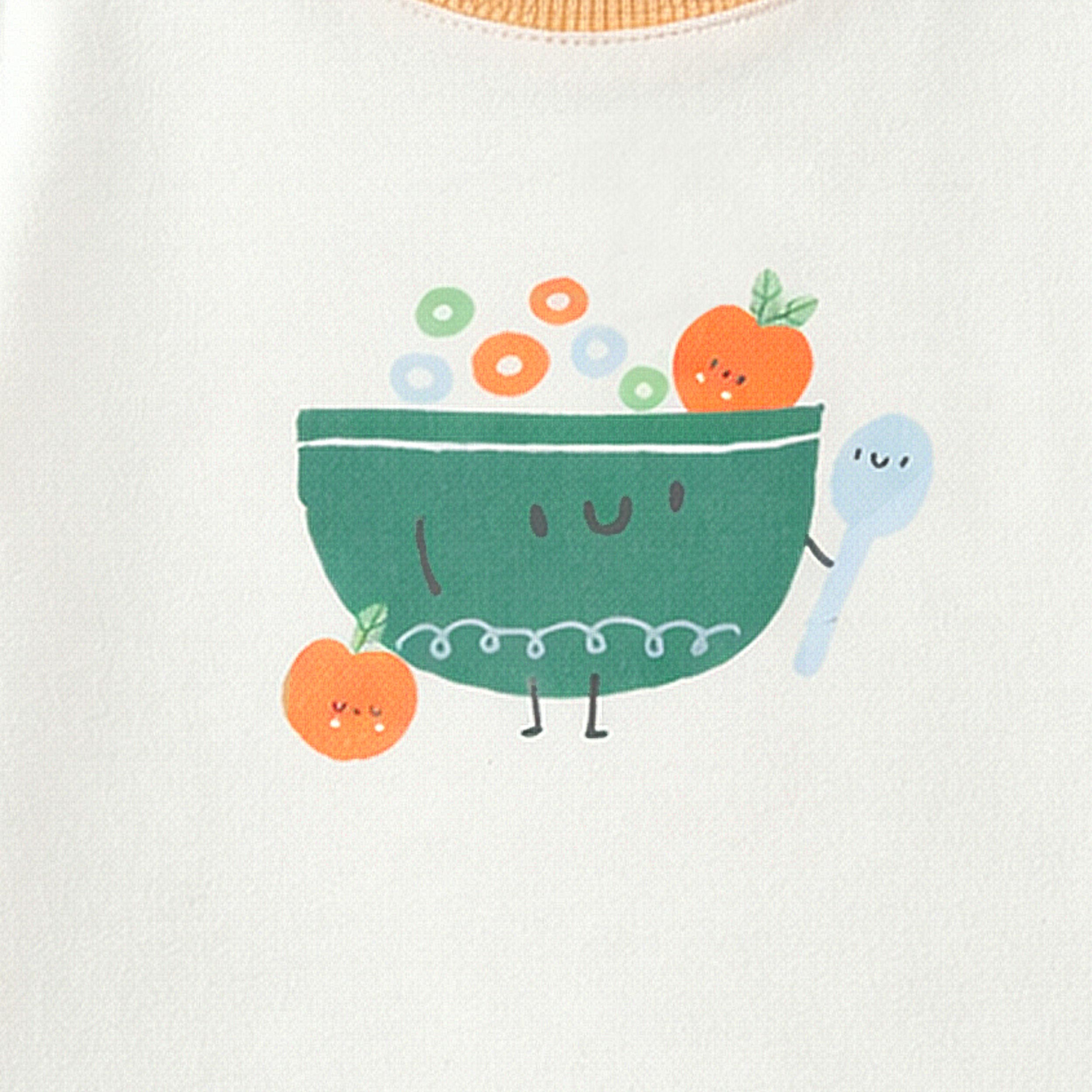 Zoom détails du t-shirt crème, orange et vert avec illustration, naissance