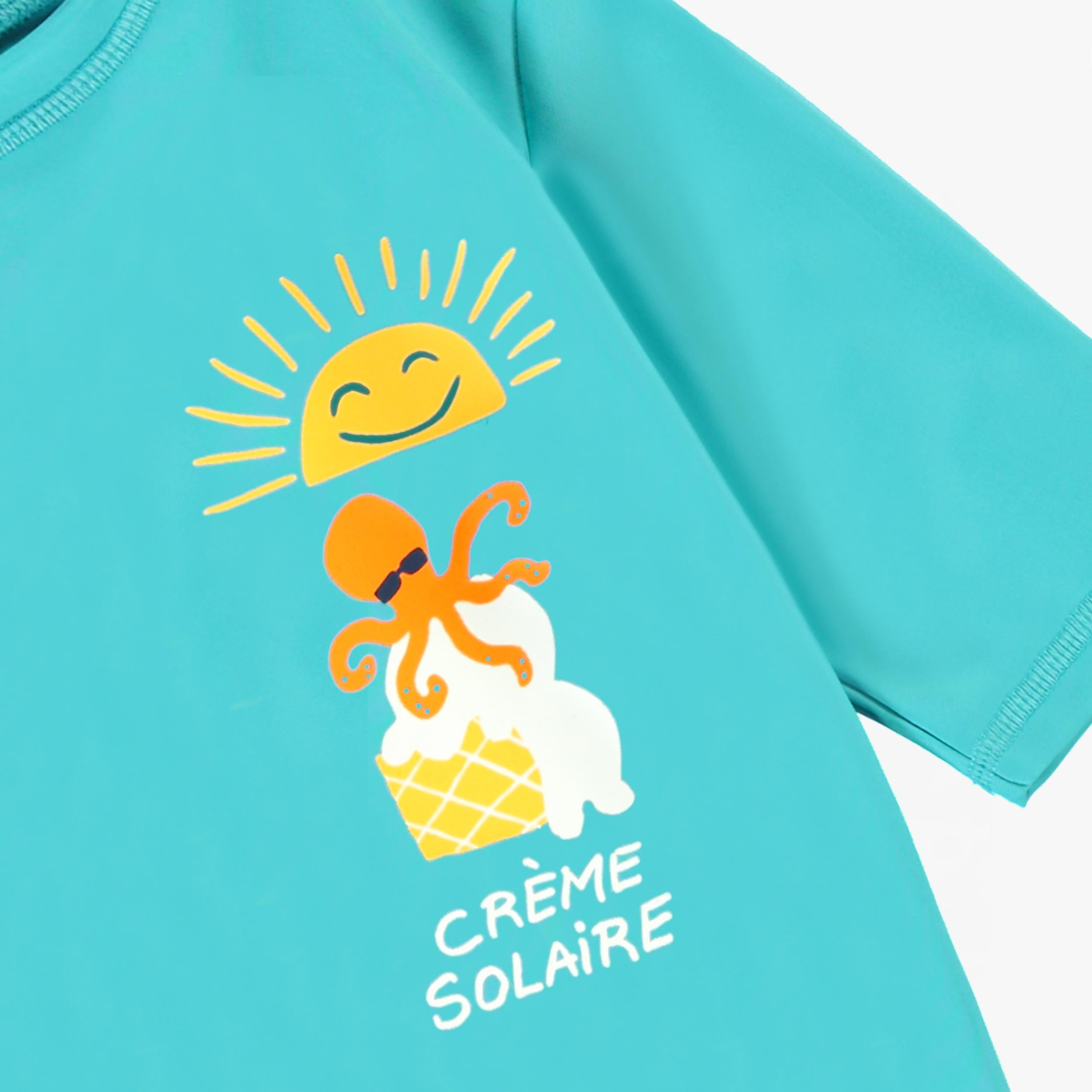Zoom détails du t-shirt de bain bleu sarcelle avec illustration, enfant