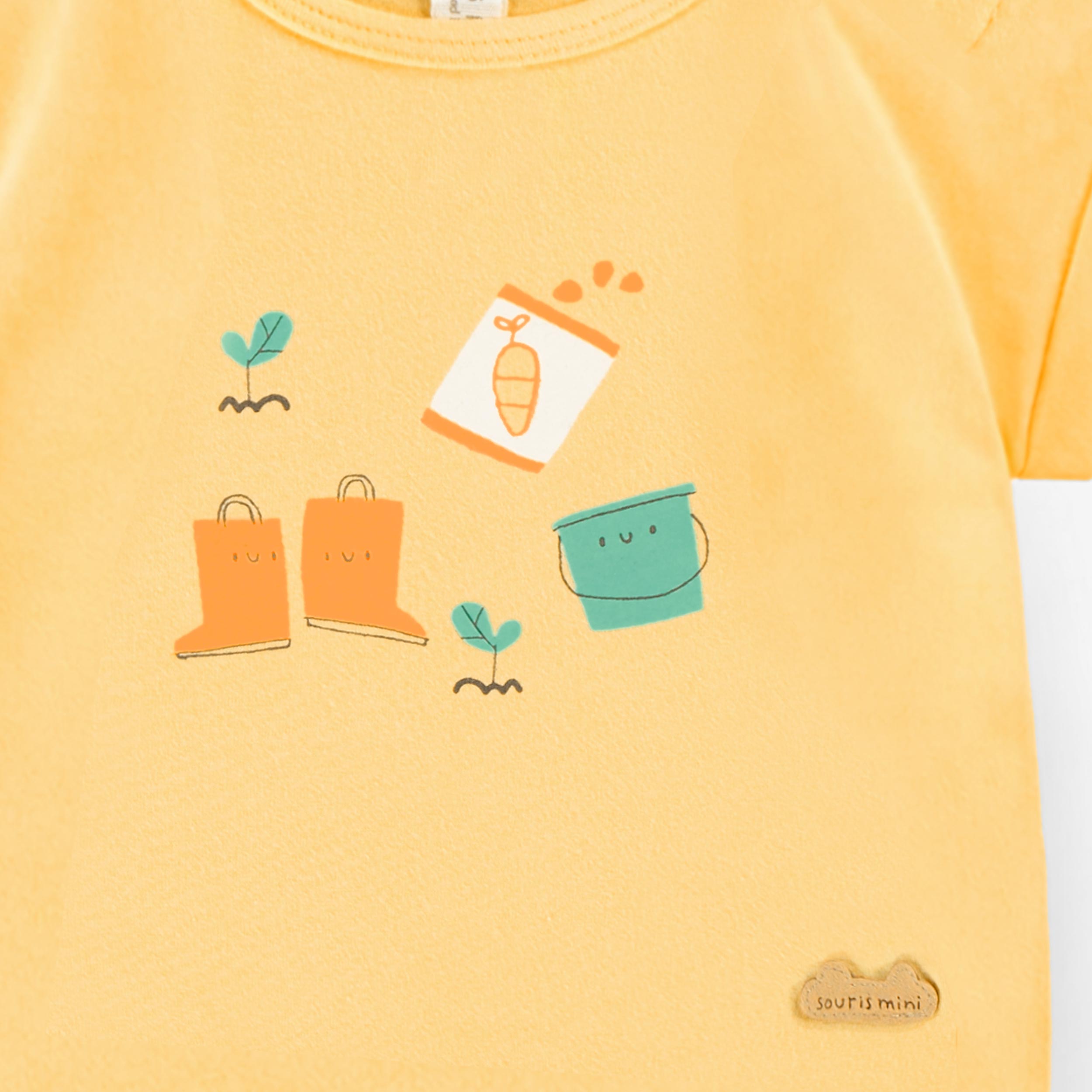 Zoom détails du t-shirt jaune avec illustration, naissance