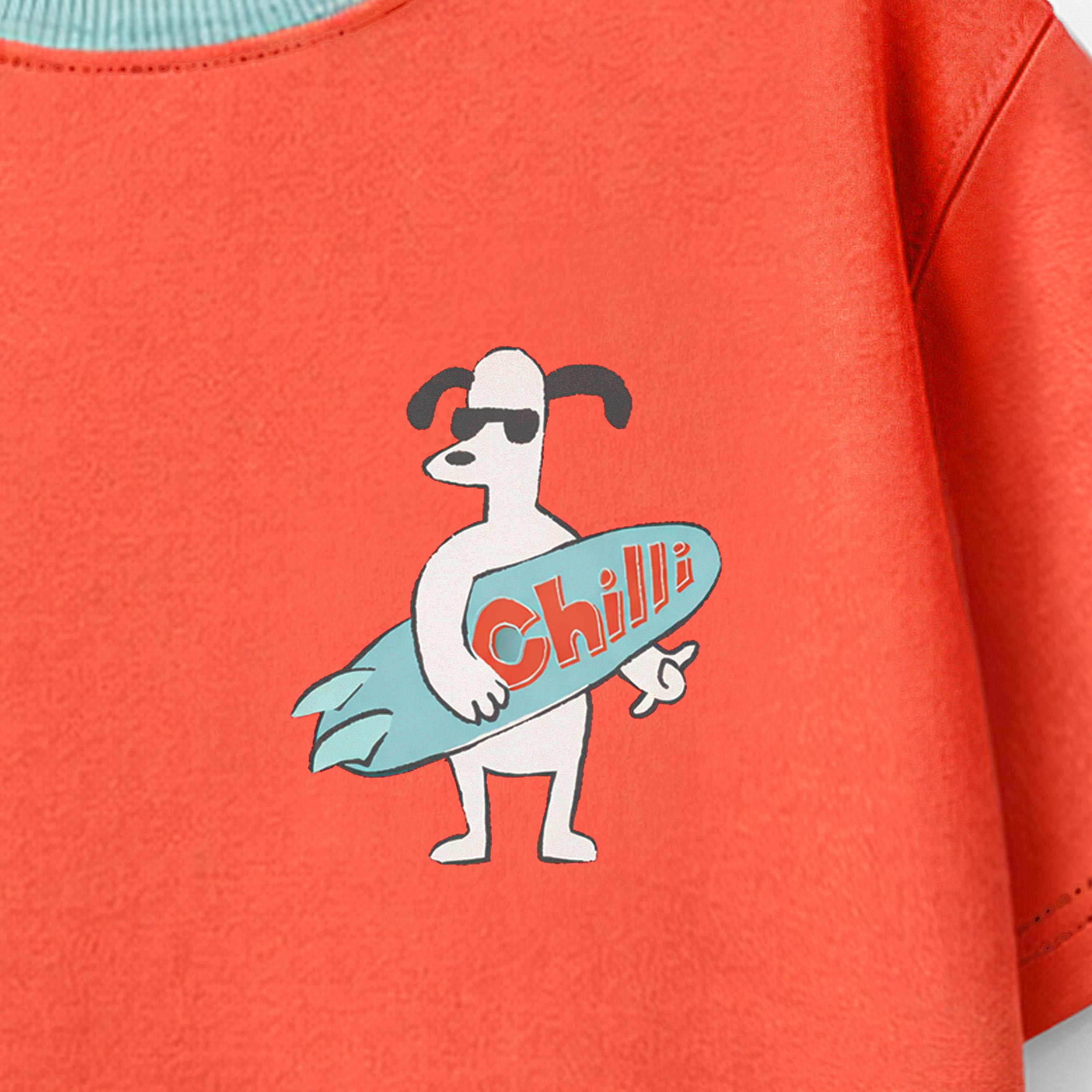 Zoom détails du t-shirt rouge avec illustration, enfant