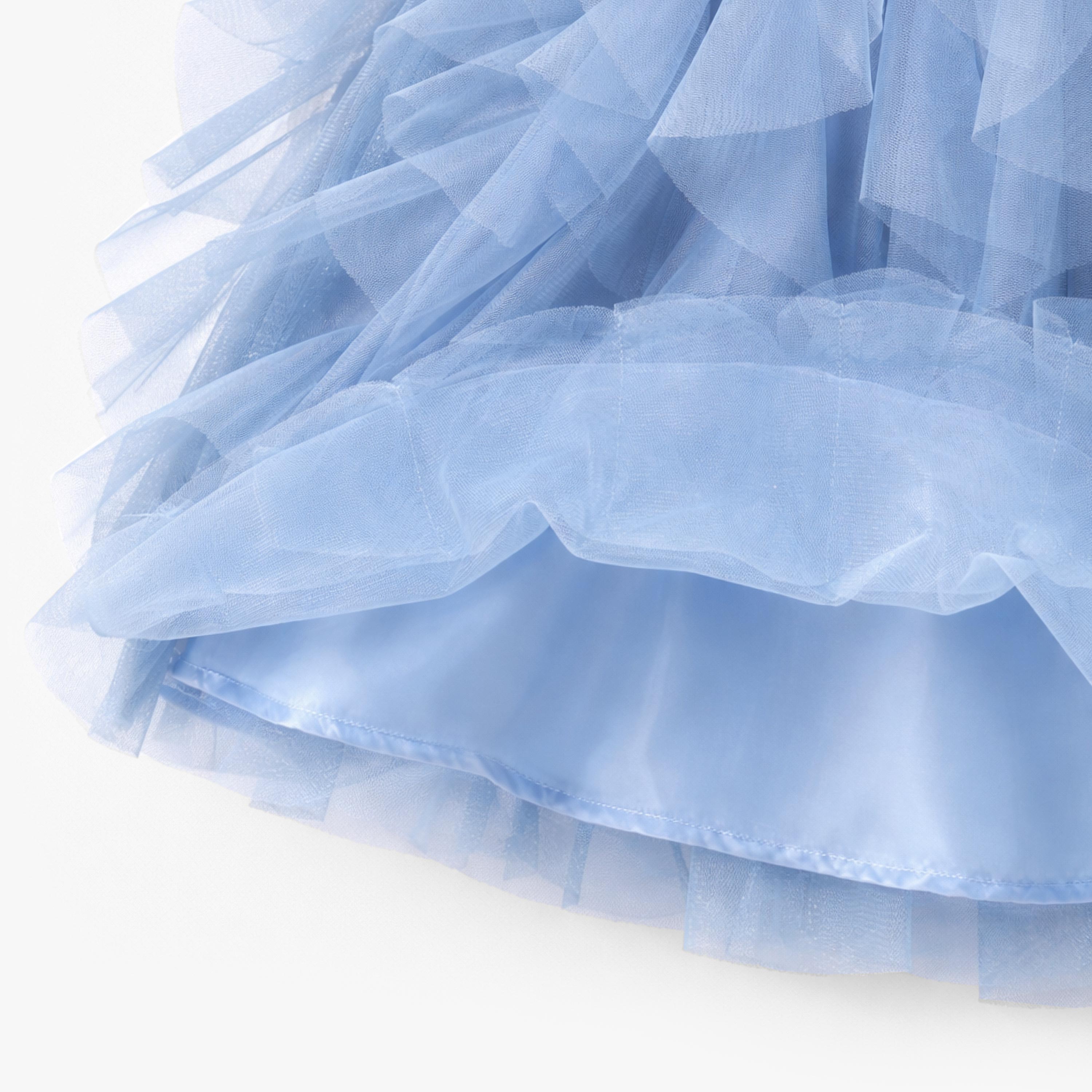 Zoom détails bas de la robe bleue en tulle souple, enfant