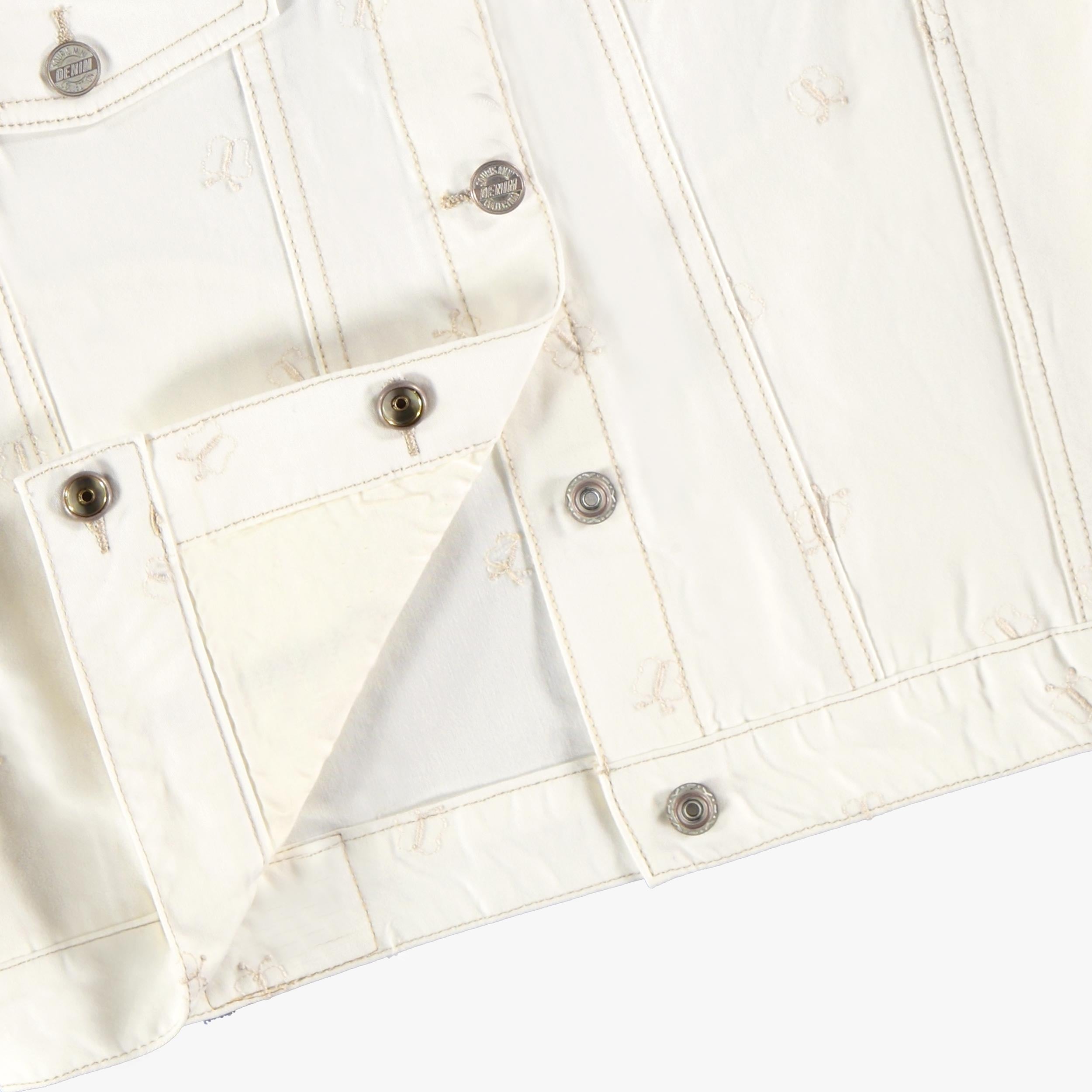 Zoom détails du blouson crème en denim avec broderies de papillons, enfant