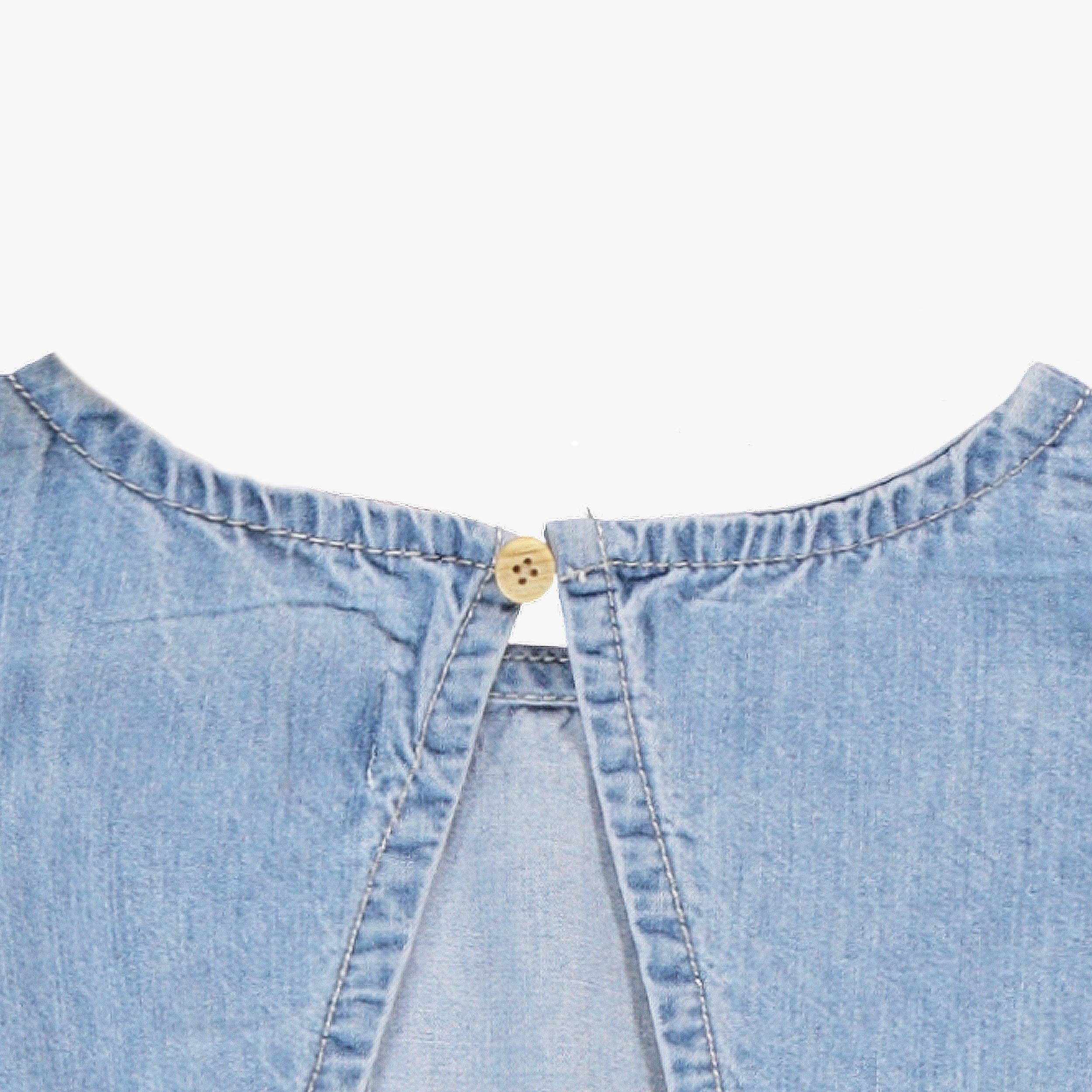 Zoom détails bouton au dos de la robe en denim léger, enfant