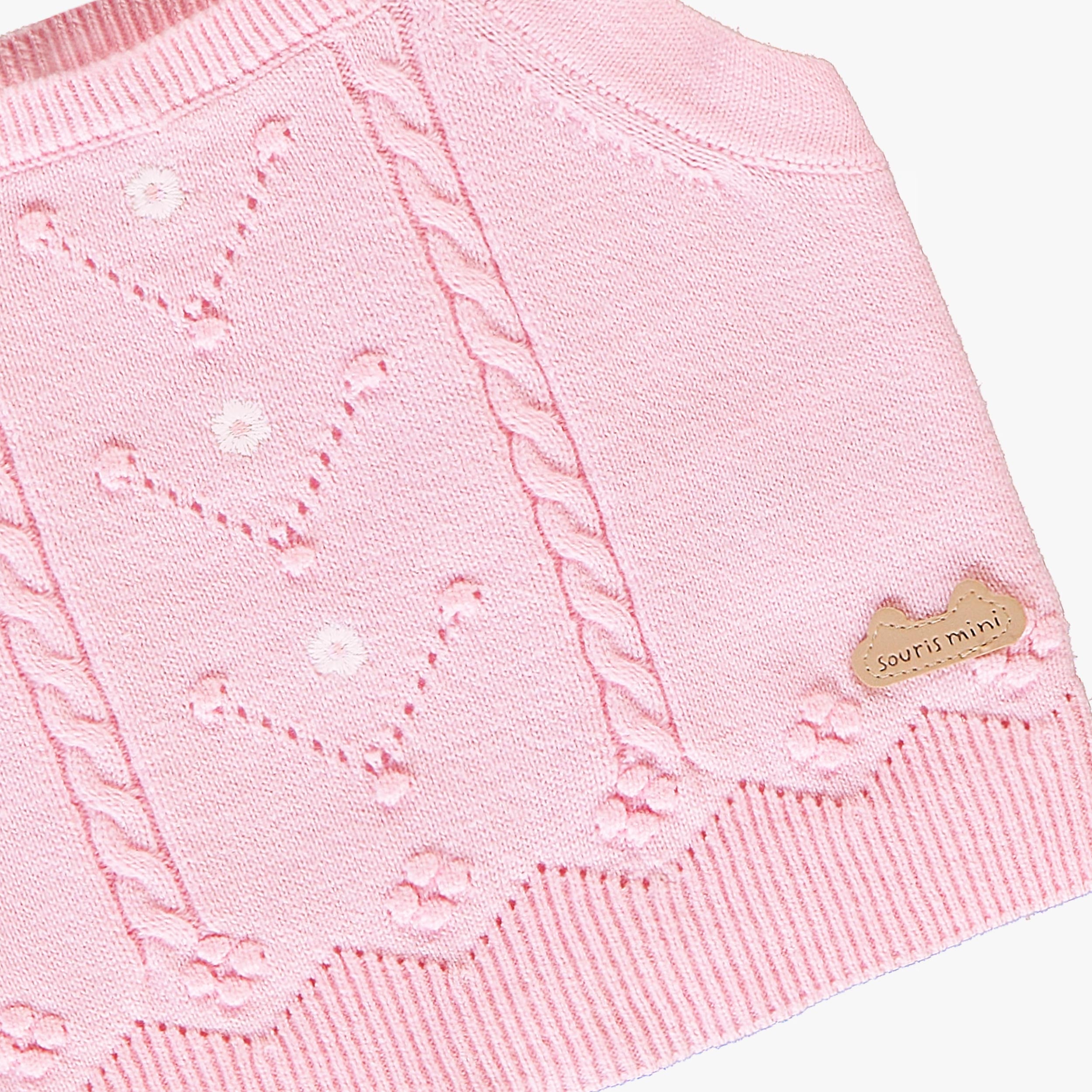 Zoom détails de la camisole rose en tricot à motif pointelle, naissance
