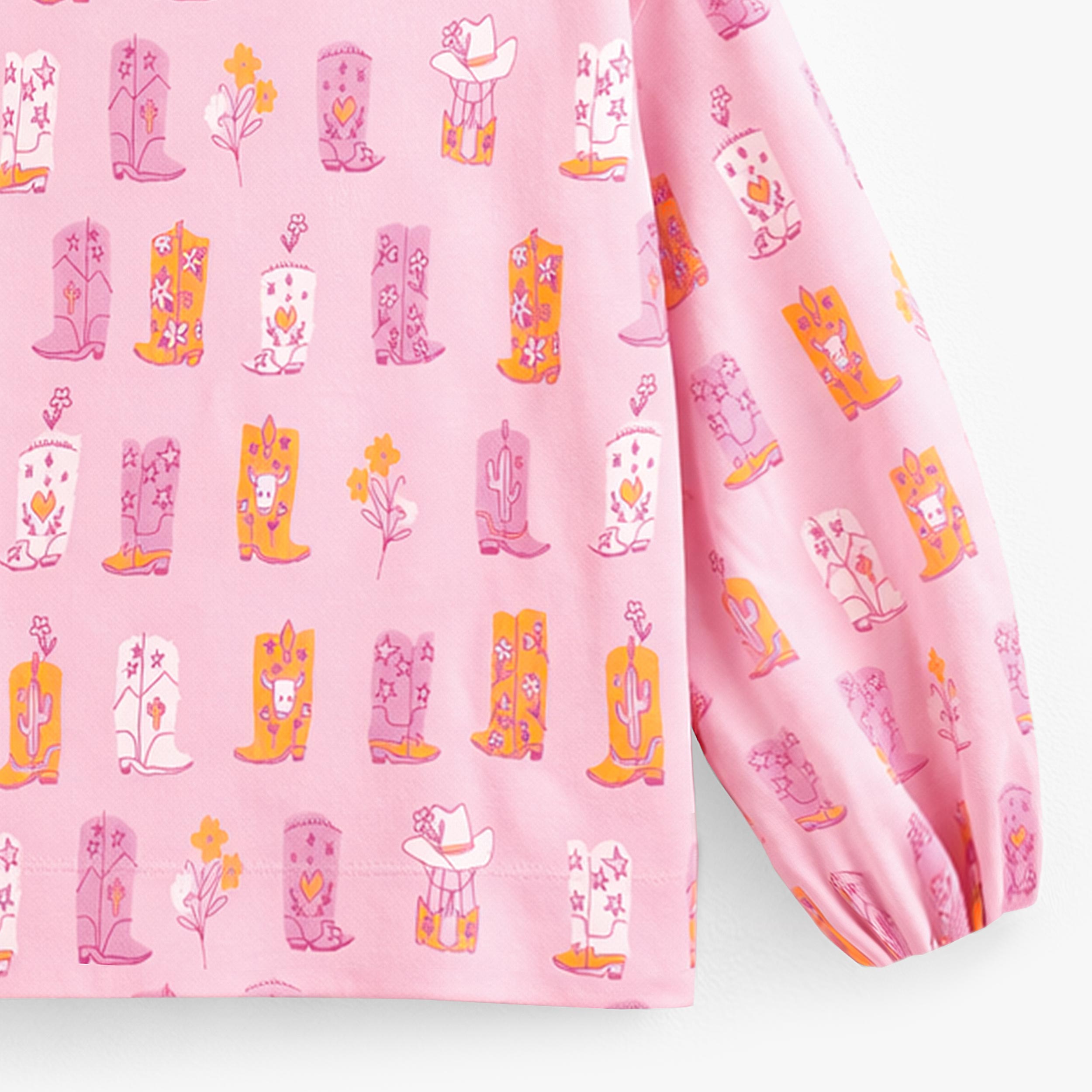 Zoom détails du chandail rose à motifs bottes de cowboy, enfant