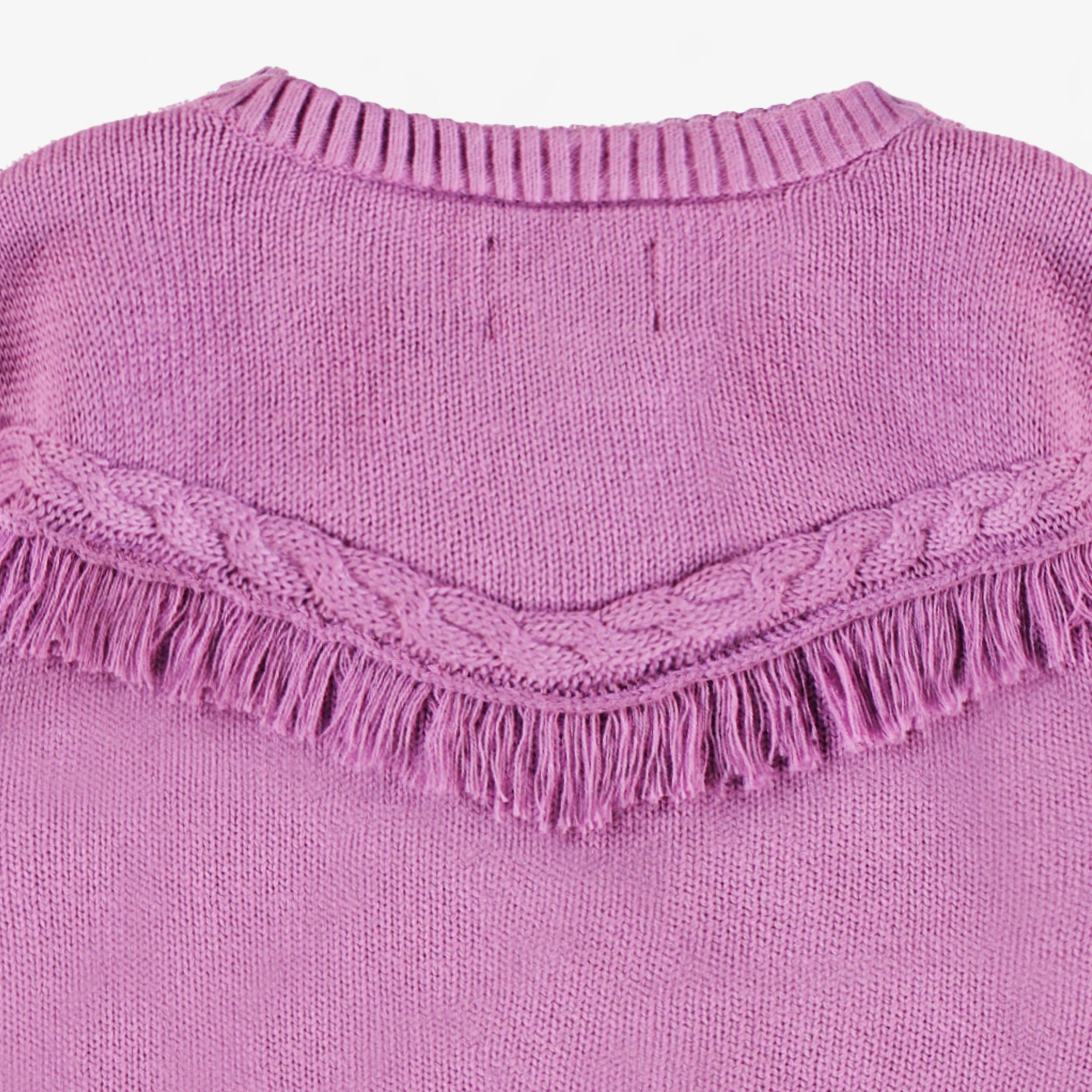 Zoom détails au dos du cardigan mauve en tricot à motifs d’étoiles, bébé