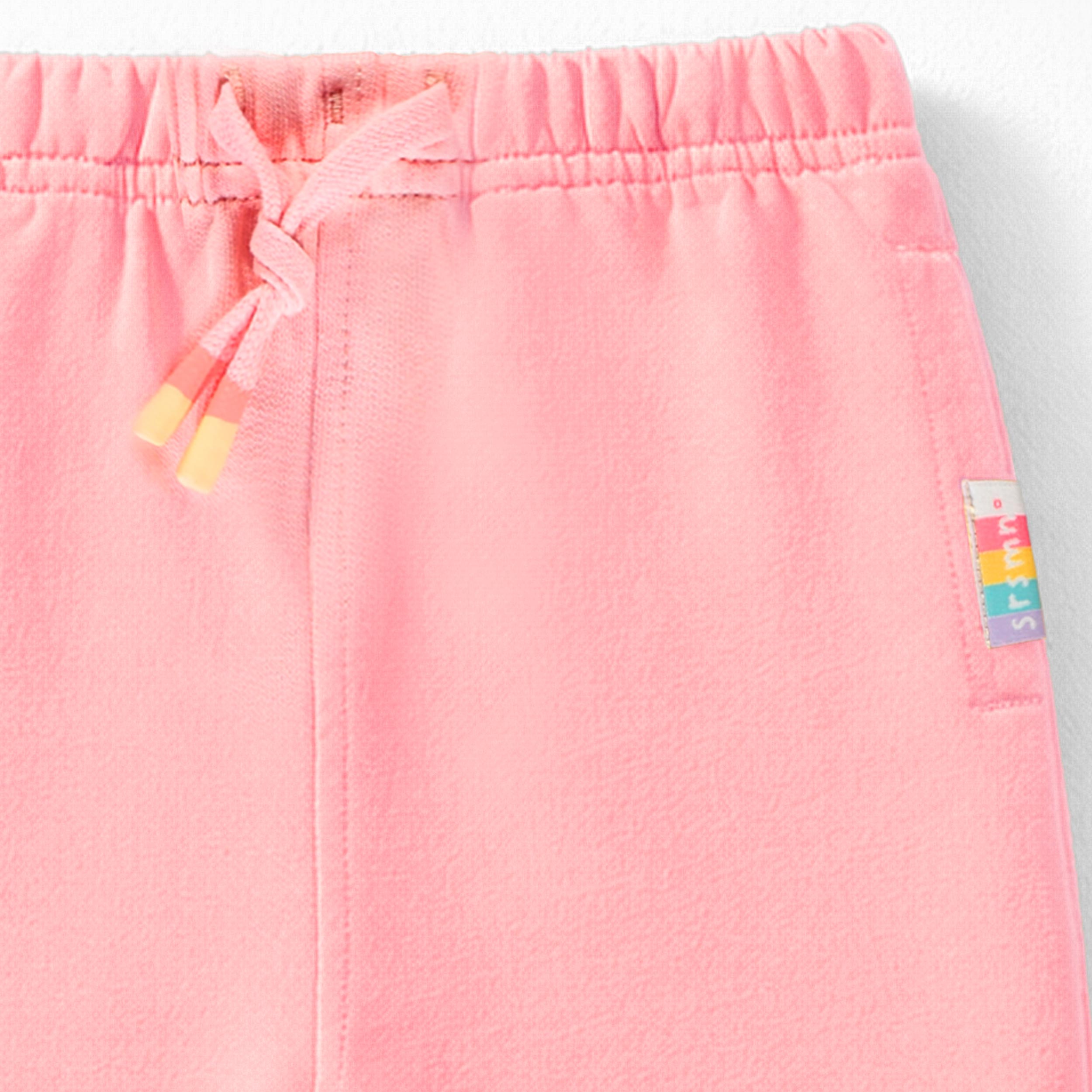 Zoom détails du dos du pantalon rose style jogger, bébé