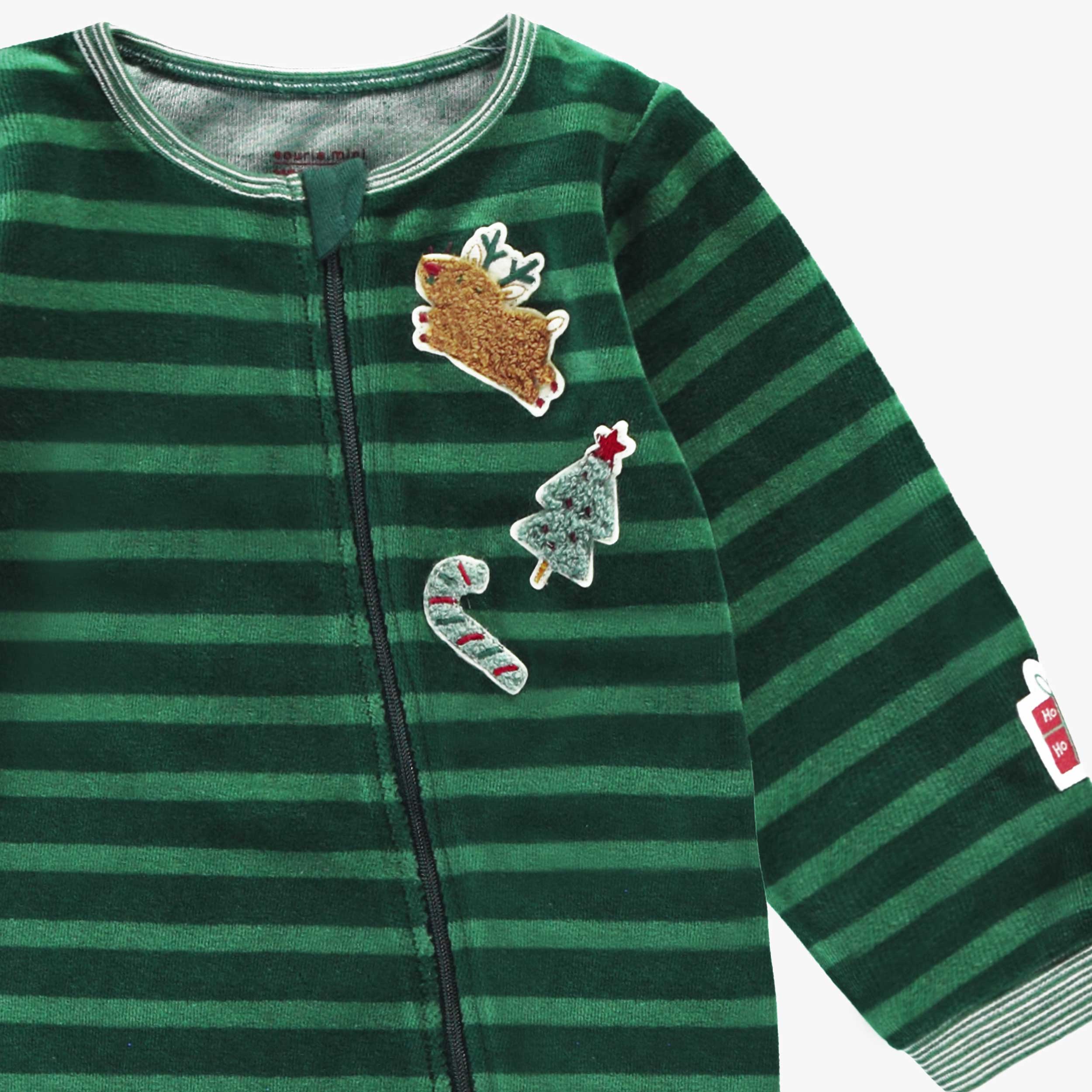 Zoom détails du pyjama une pièce vert à rayures, bébé