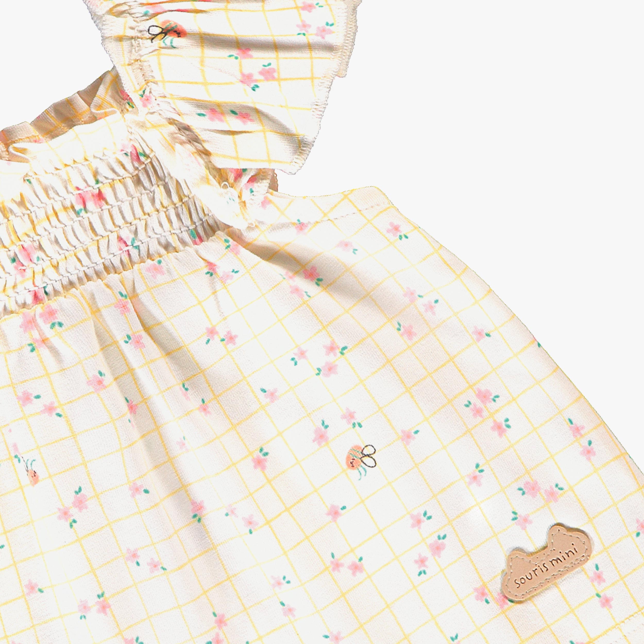 Zoom détails de l'ensemble deux pièces crème à carreaux et motif floral, naissance