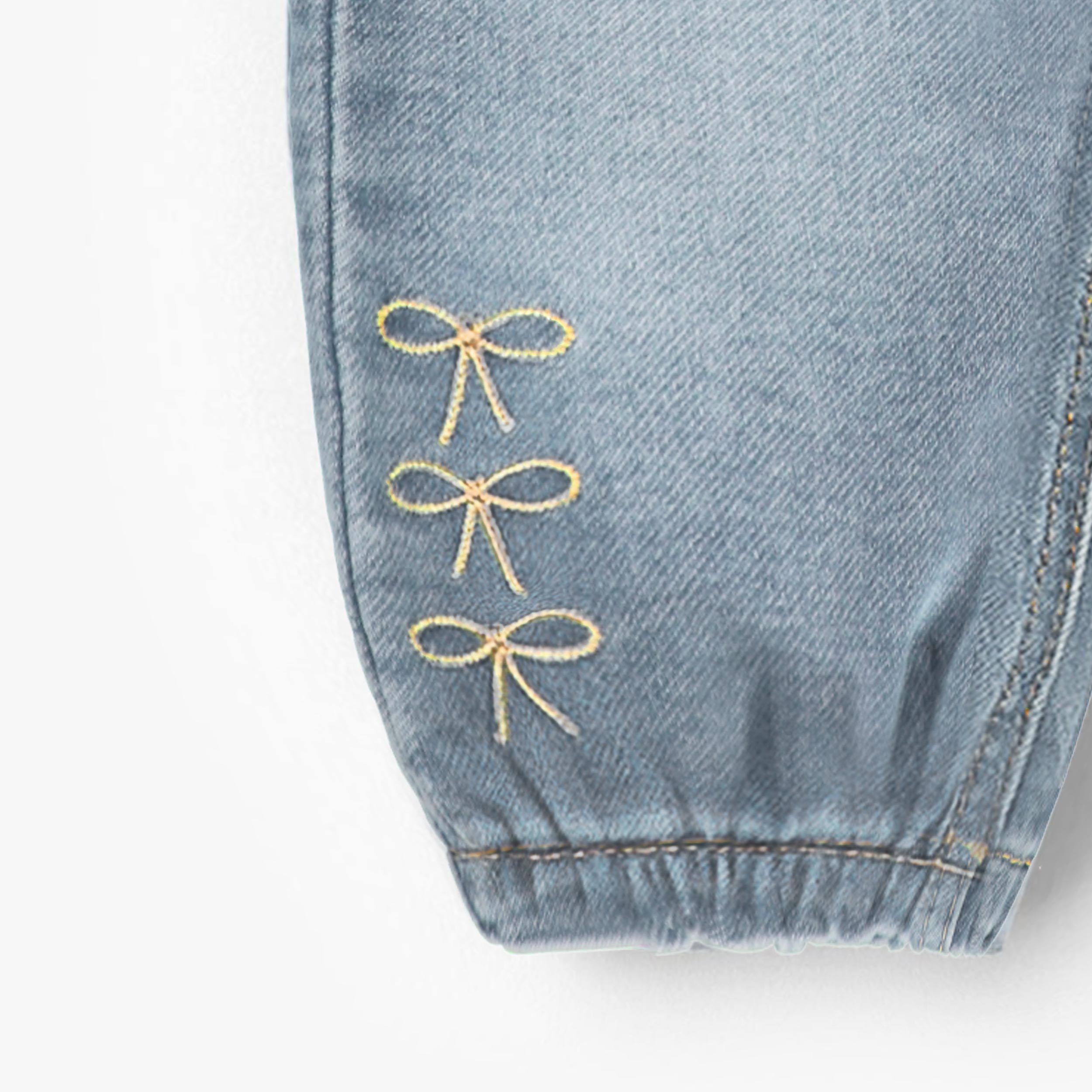 Zoom détails du jean bleu avec broderies de boucles, bébé - Souris Mini