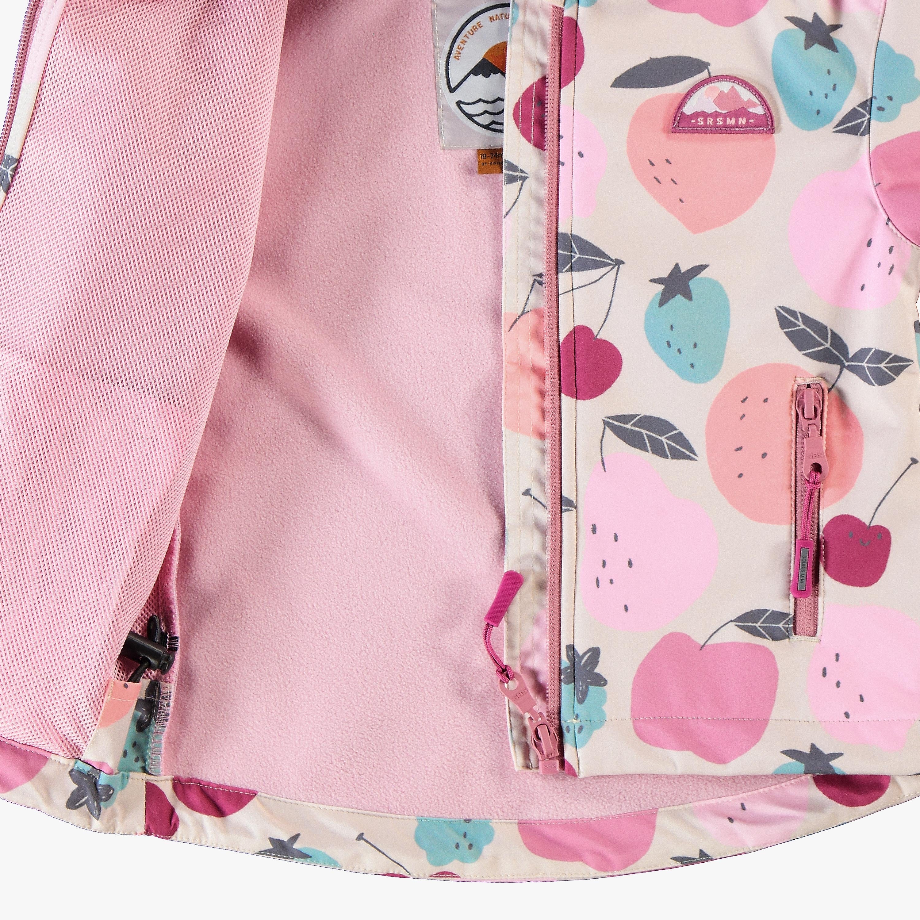 Zoom détails du manteau beige en coquille souple avec motifs de fruits, bébé