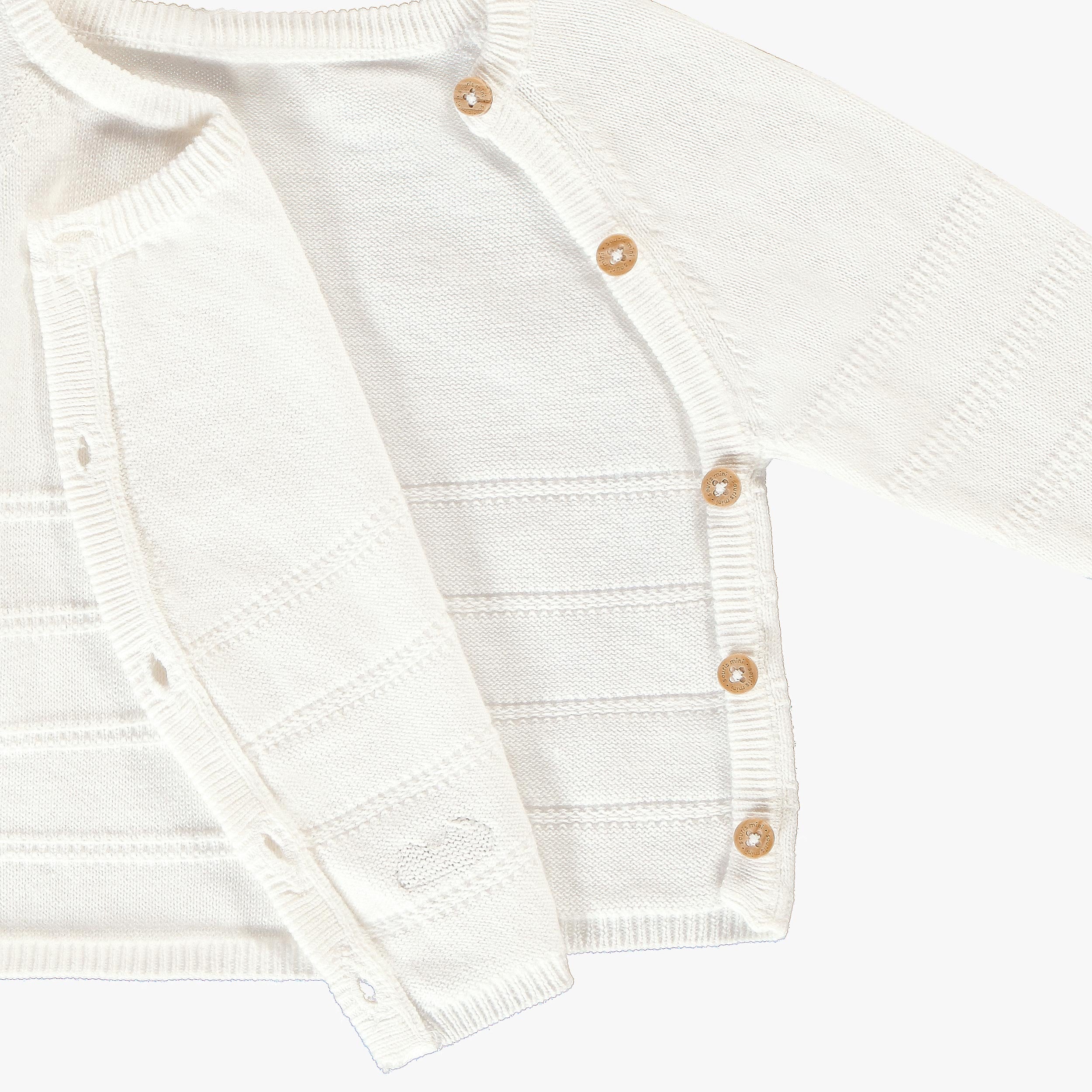 Zoom détails ouverture du chandail crème en tricot avec rayures, naissance