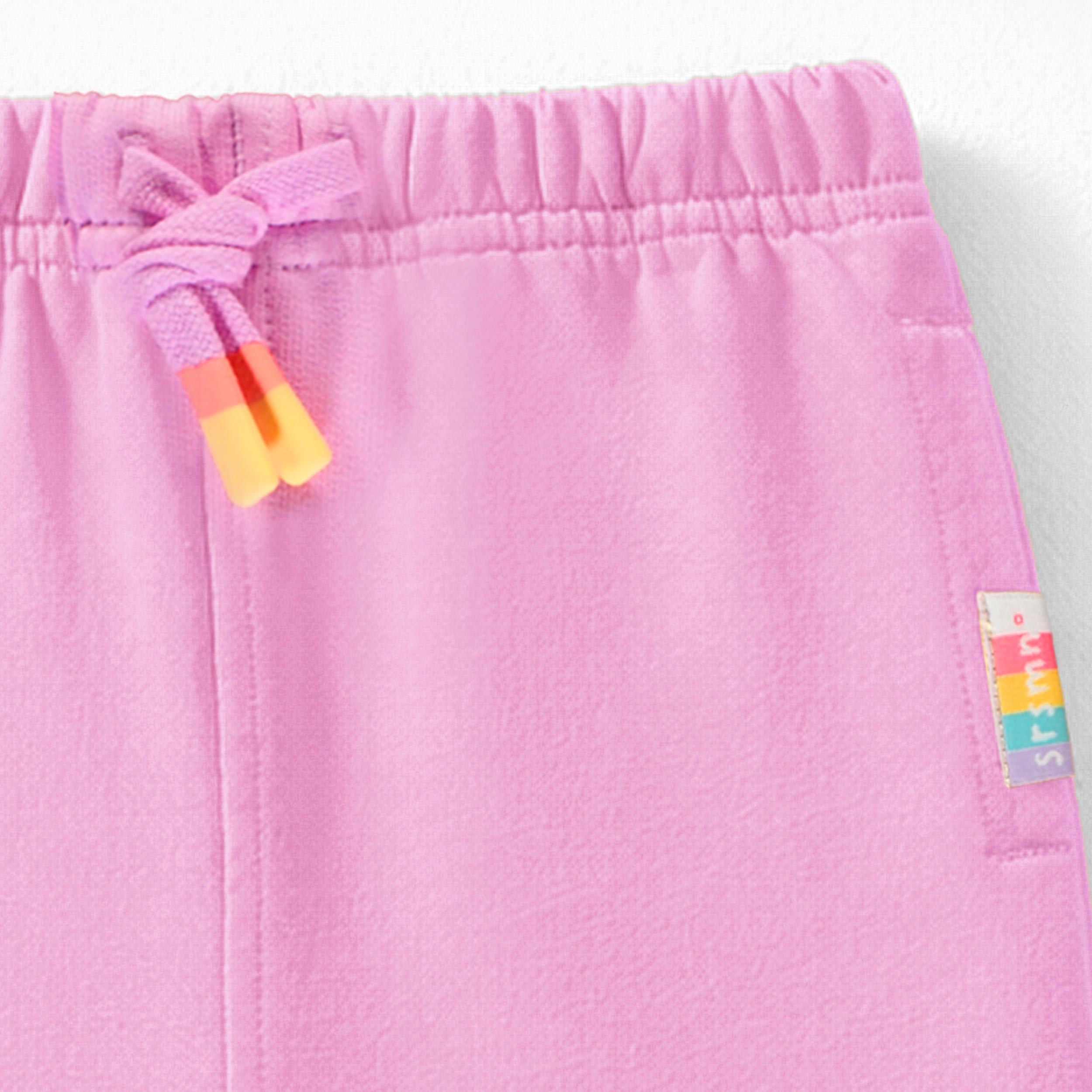 Zoom détails du pantalon mauve style jogger, bébé