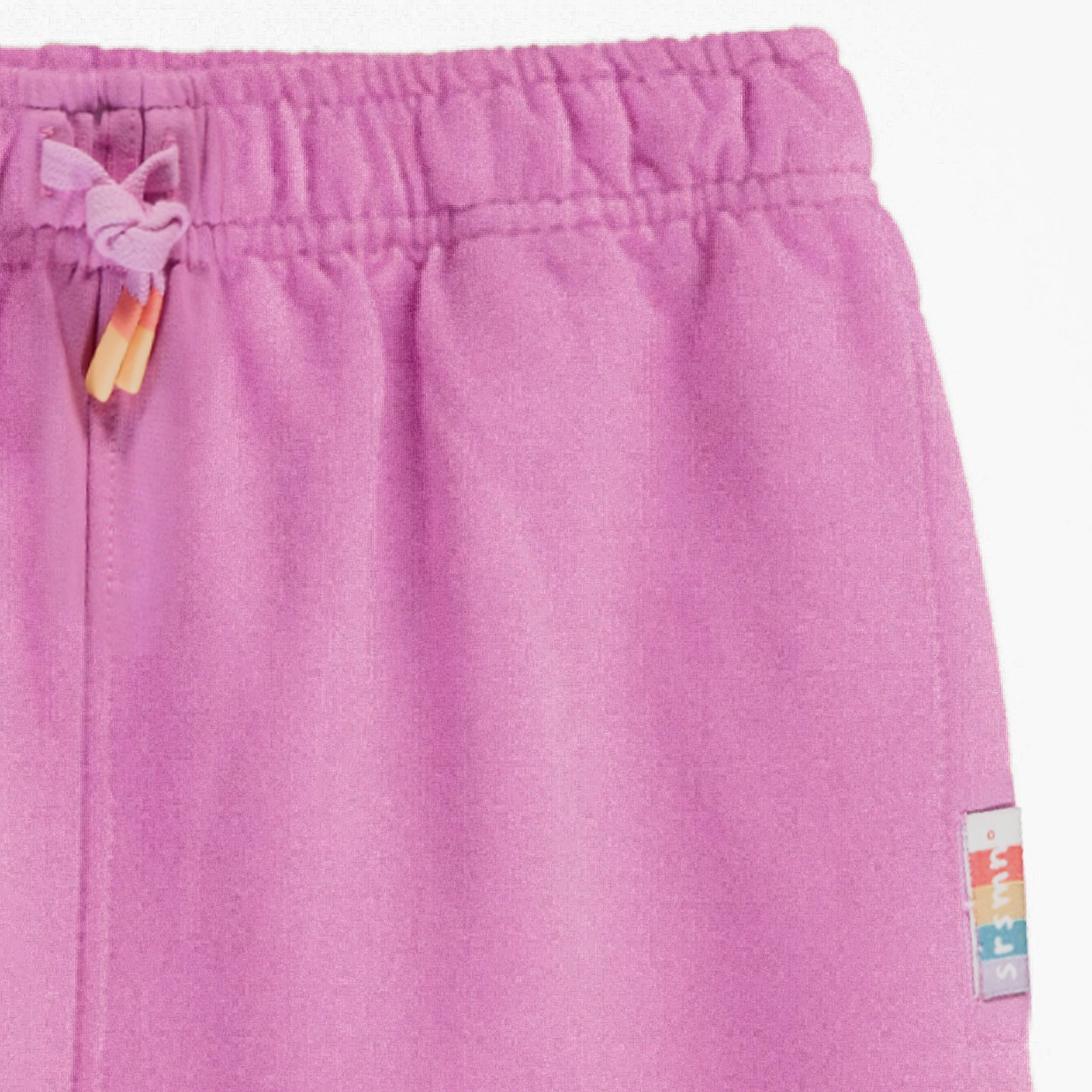 Zoom détails du pantalon mauve style jogger, enfant