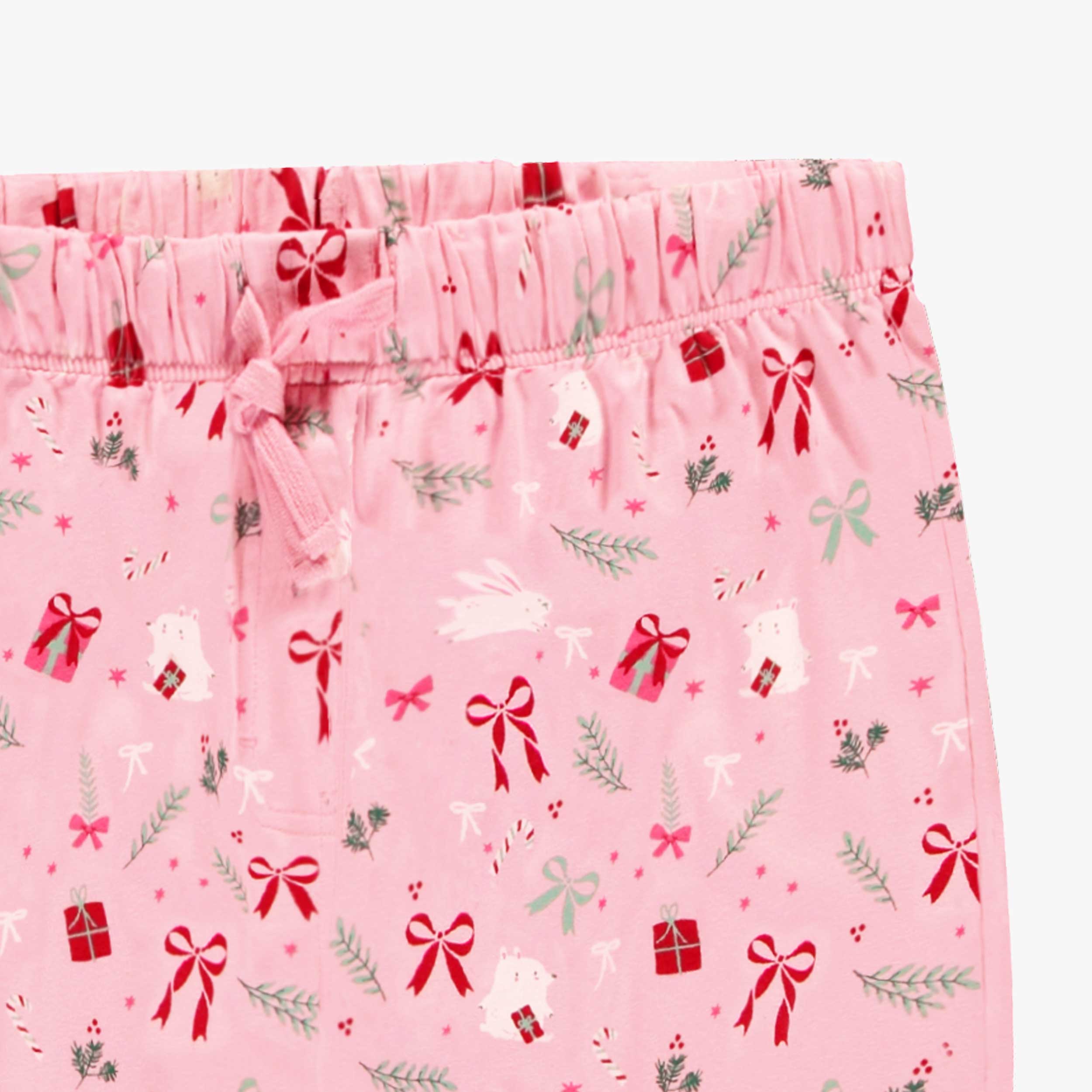 Zoom détails du pantalon de pyjama rose à motifs des Fêtes, adulte