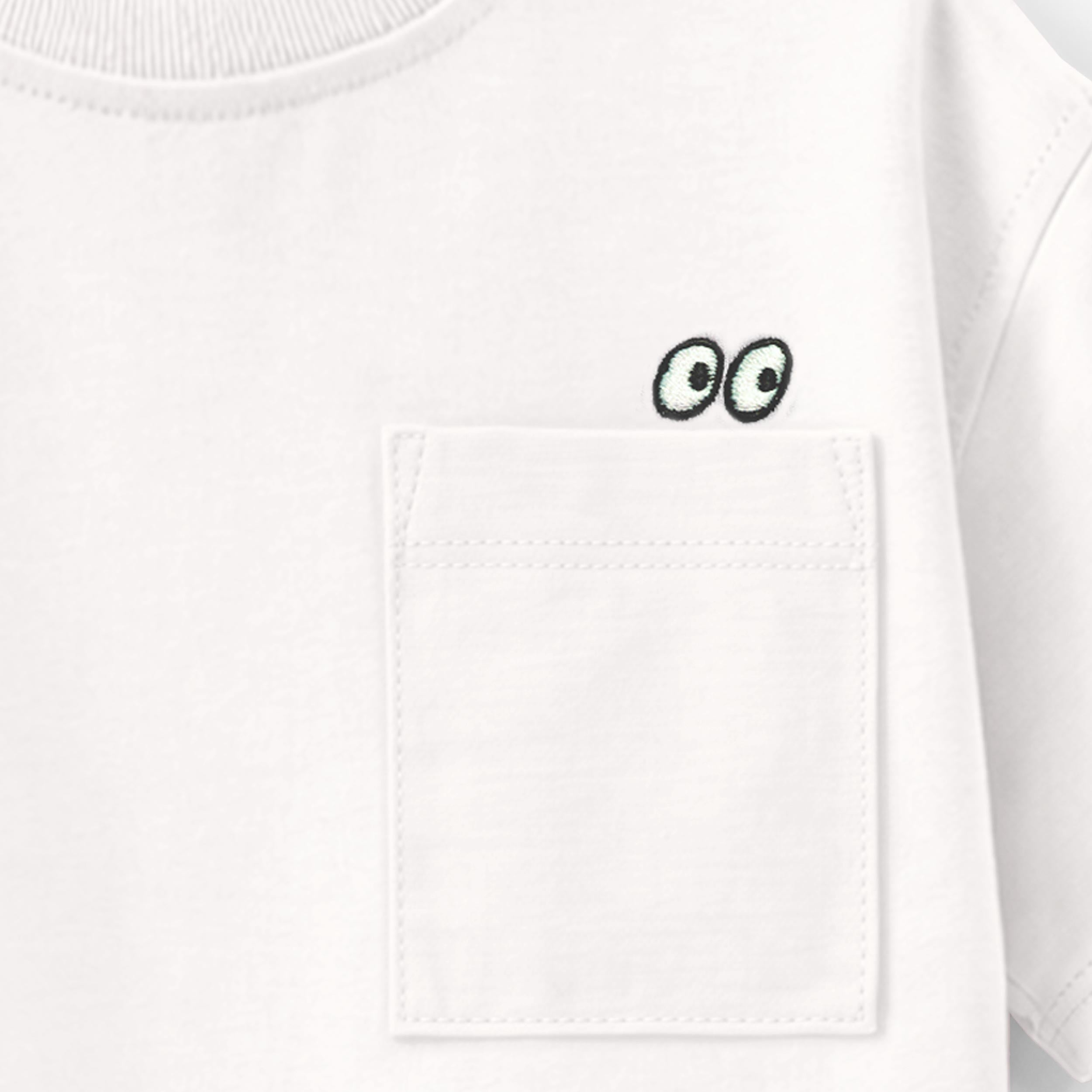 Zoom détails de la poche du t-shirt blanc avec poche, enfant