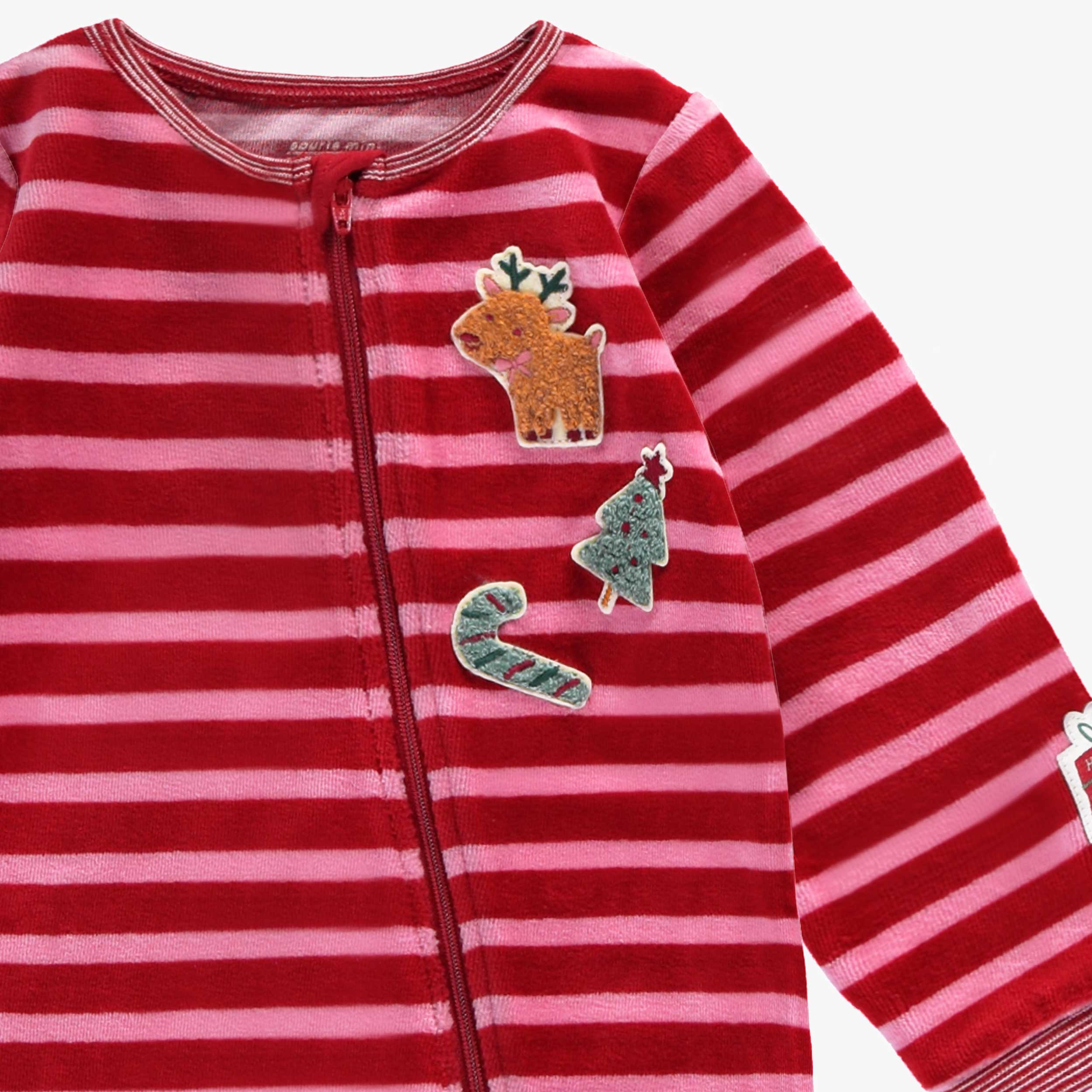 Zoom détails du pyjama une pièce rose et rouge à rayures, bébé
