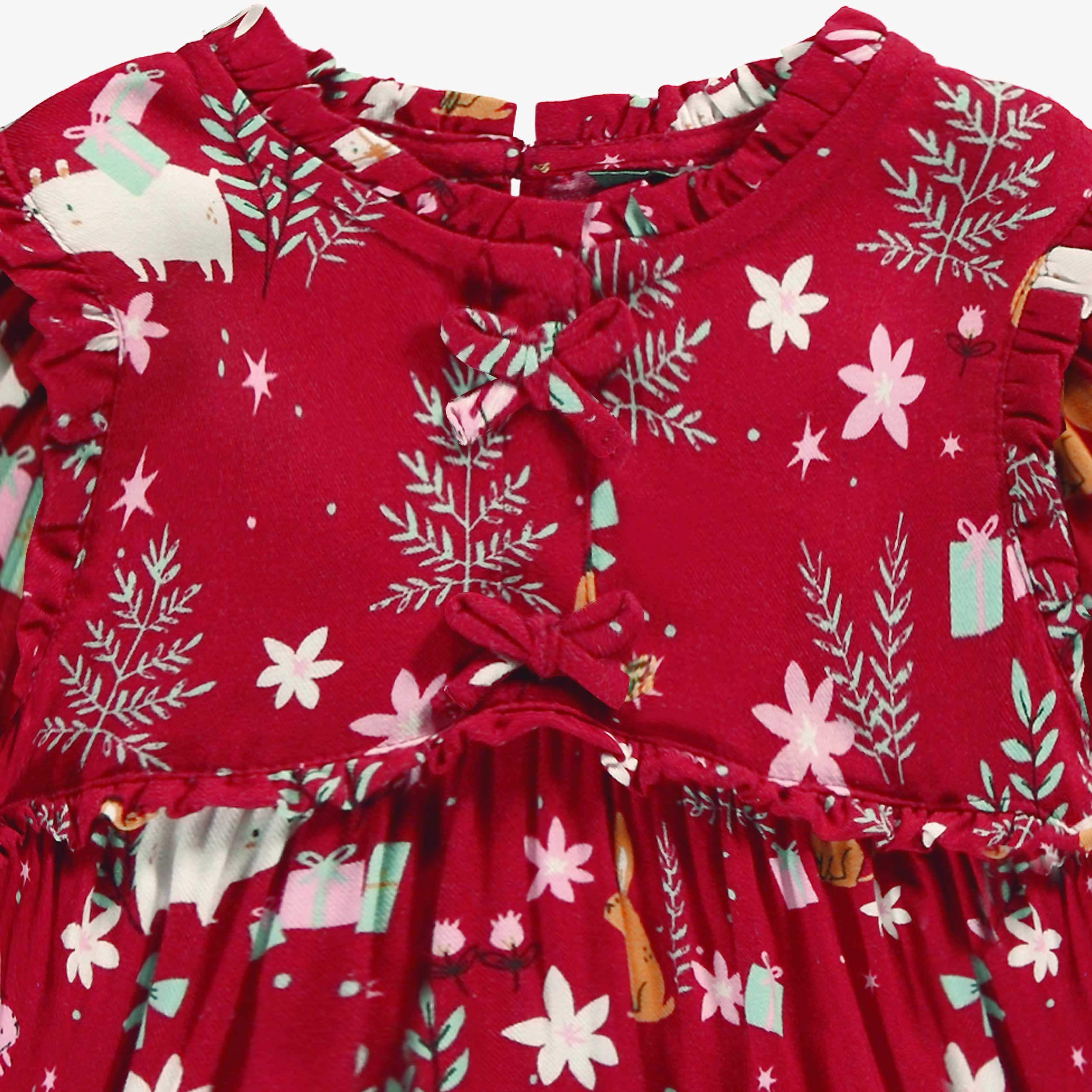 Zoom détails de la robe rouge à motifs festifs, bébé