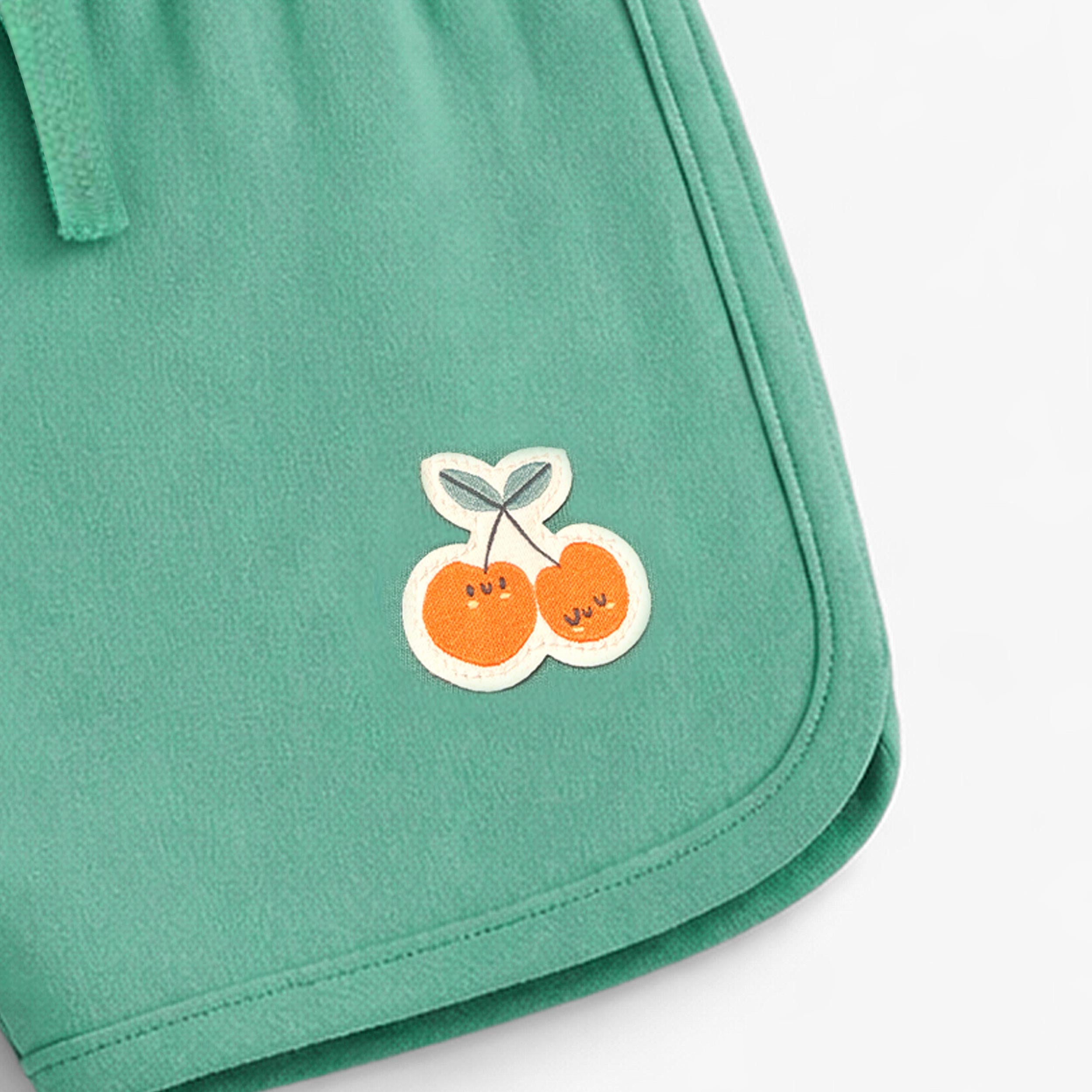 Zoom détails du short vert en coton français, naissance