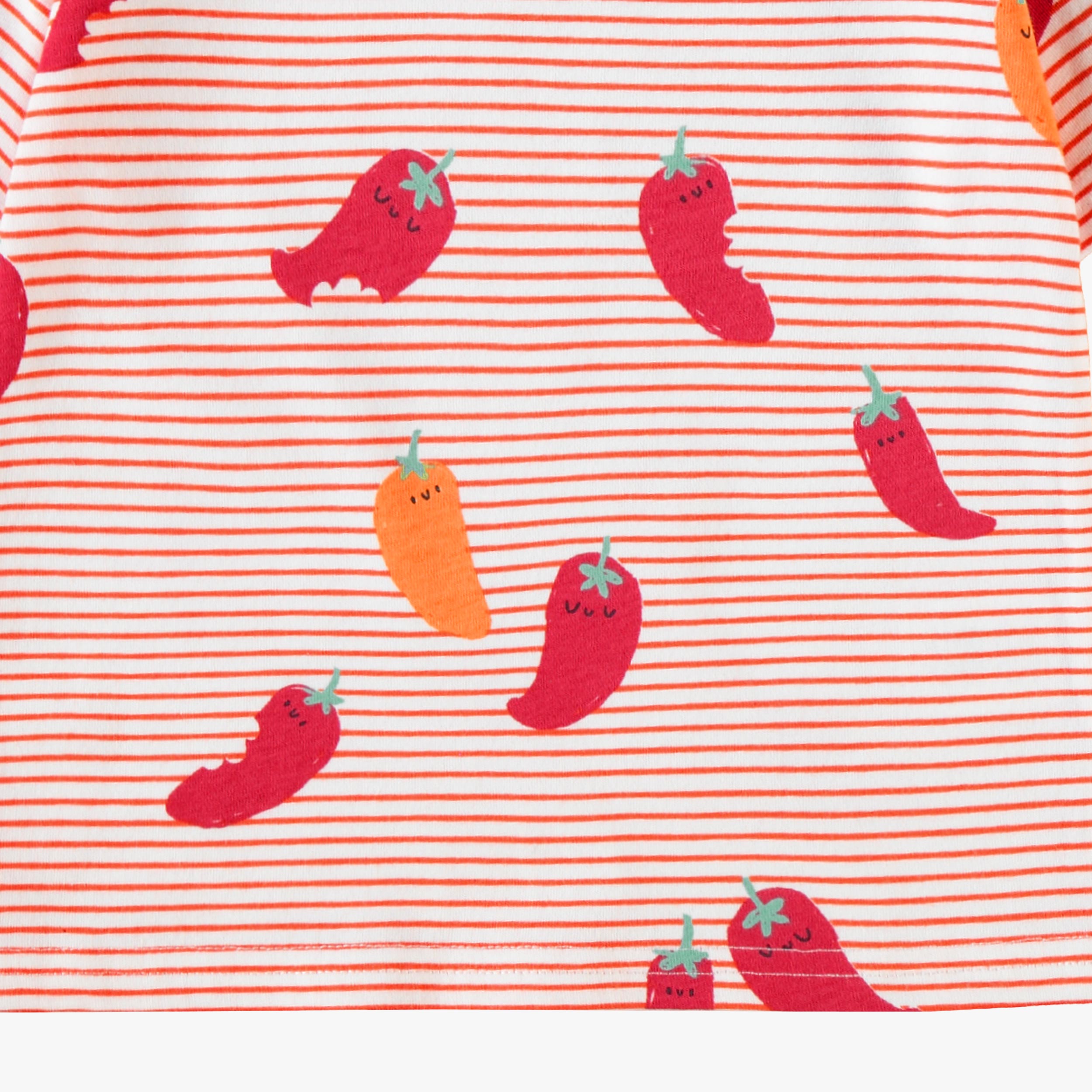 Zoom détails du t-shirt crème à rayures rouges et motifs de piments, enfant