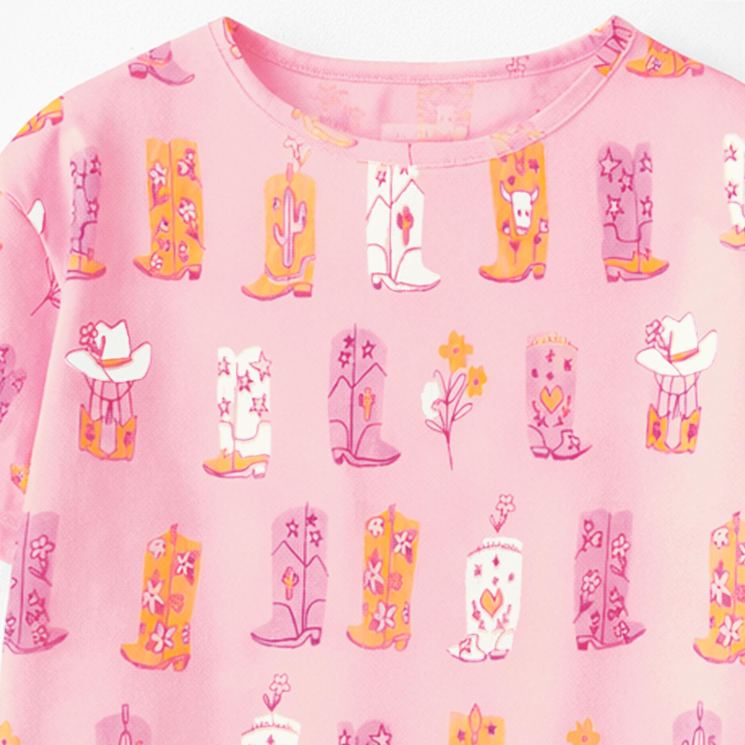 Zoom détails du t-shirt rose à motifs bottes de cowboy, enfant