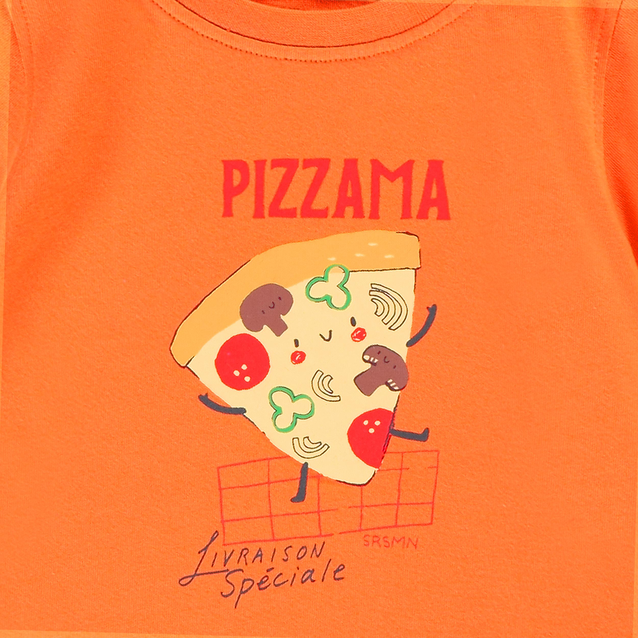 Zoom détails de l'illustration du pyjama deux pièces orange à motifs de pizzas avec boite Pizzama, bébé