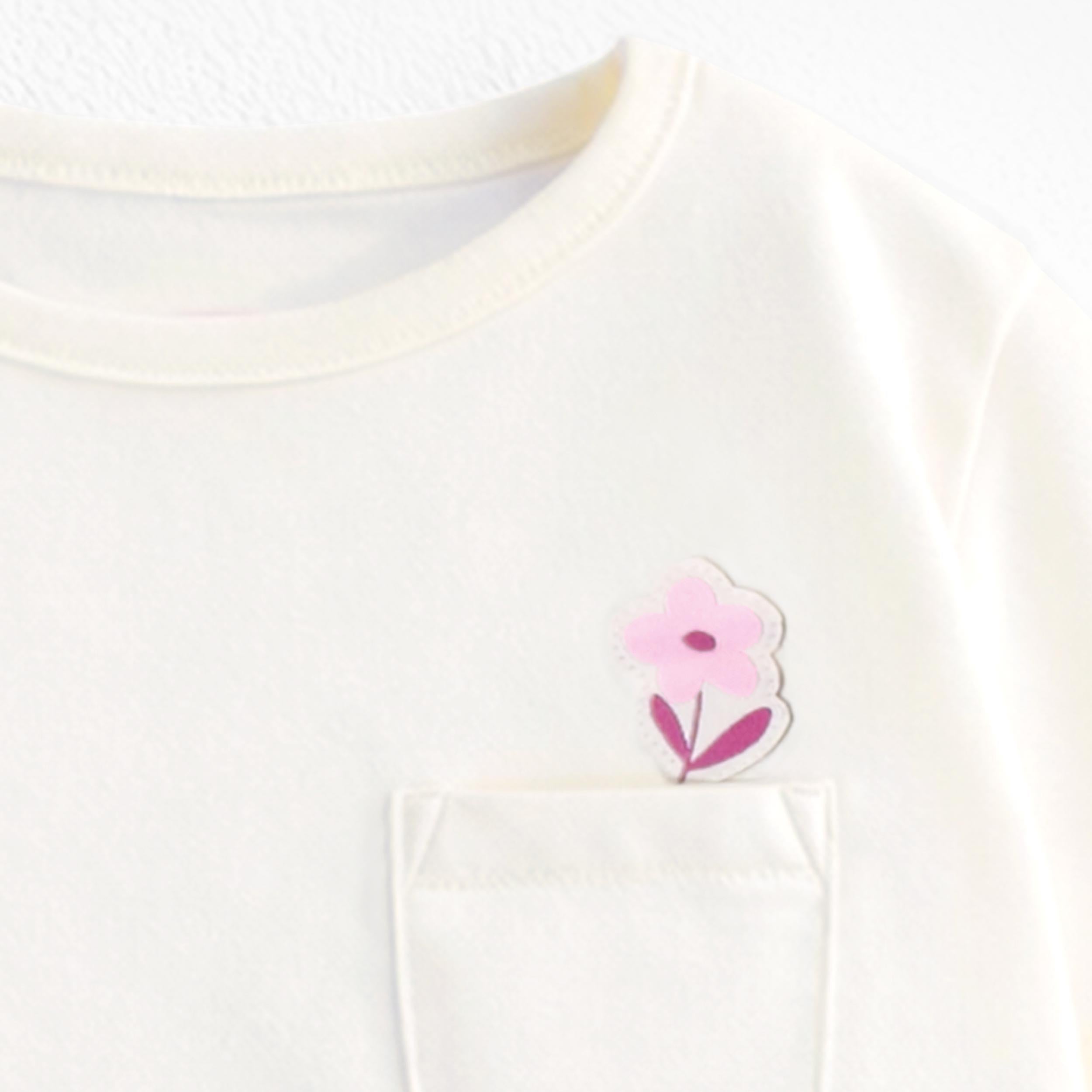 Zoom imprimés poche avant du T-shirt crème avec illustration au dos, bébé