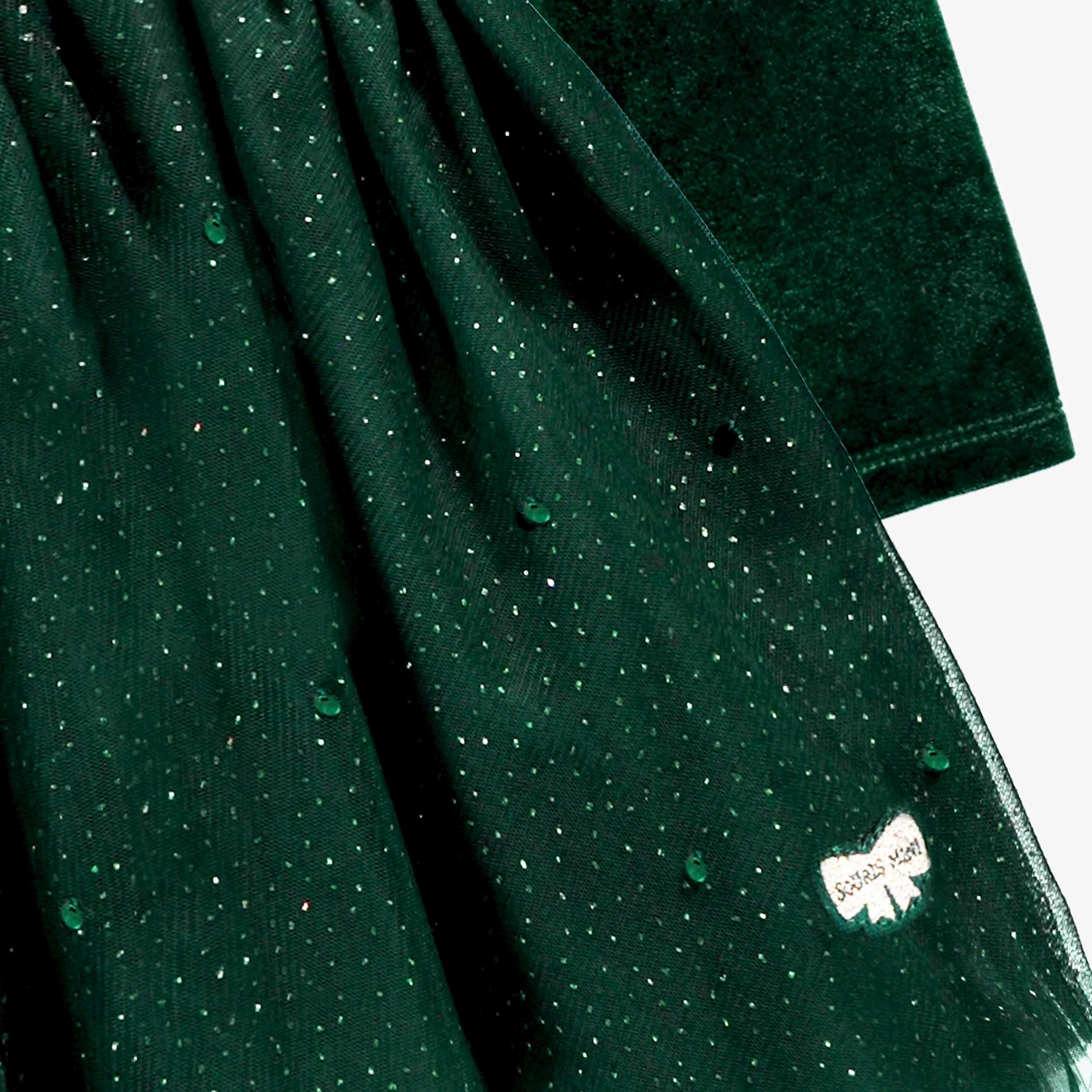 Zoom détails de la robe verte en velours et paillettes, enfant