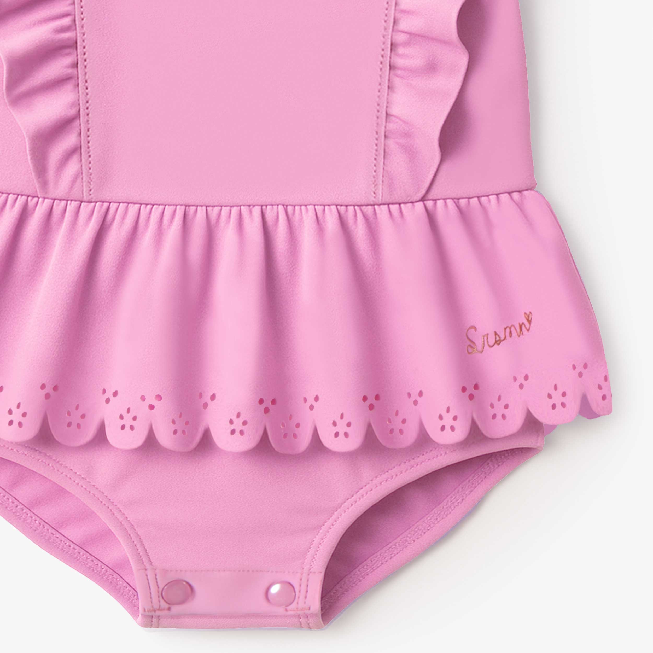 Zoom détails du maillot de bain une pièce mauve avec volants, bébé
