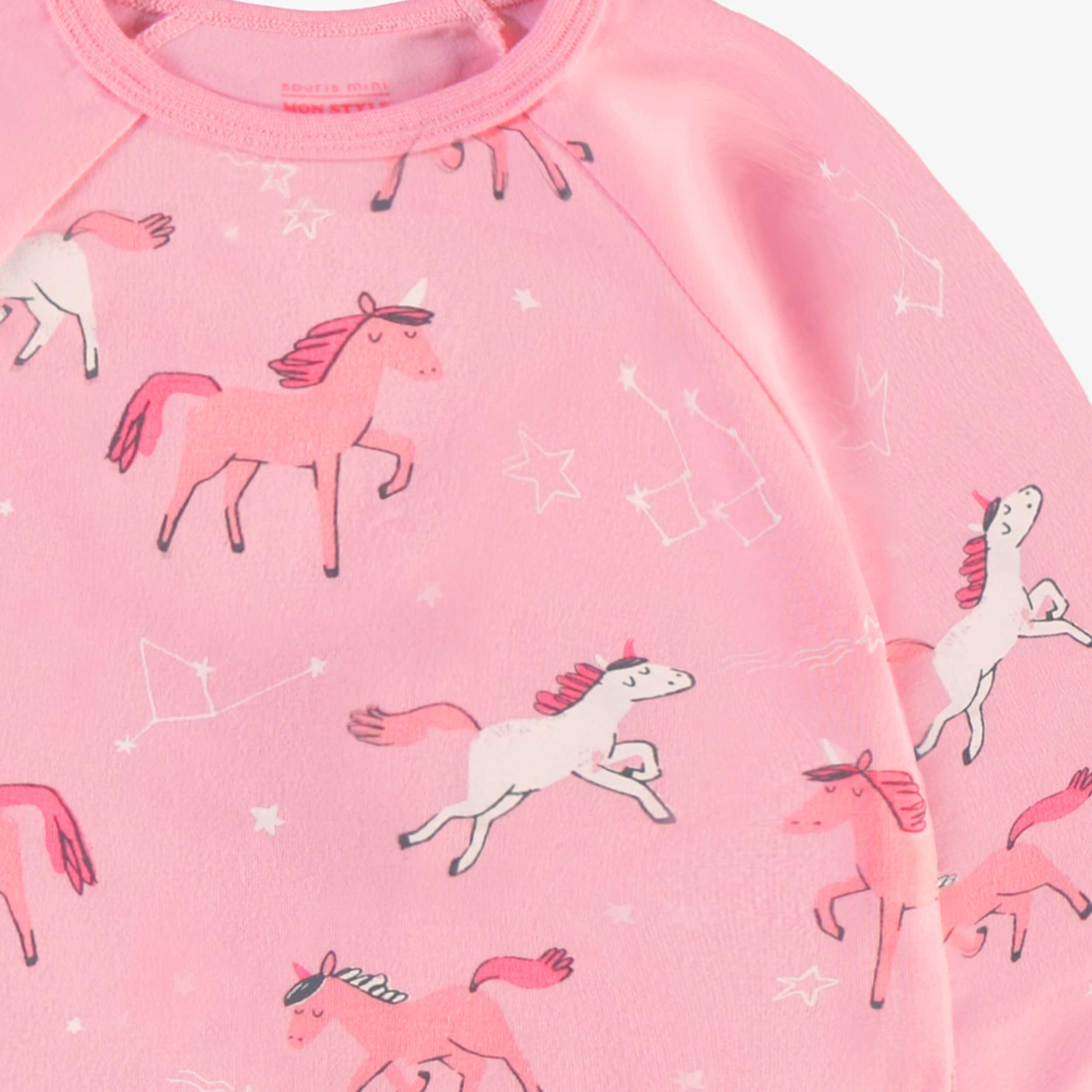 Zoom détails du pyjama deux pièces rose à motifs de licornes, bébé