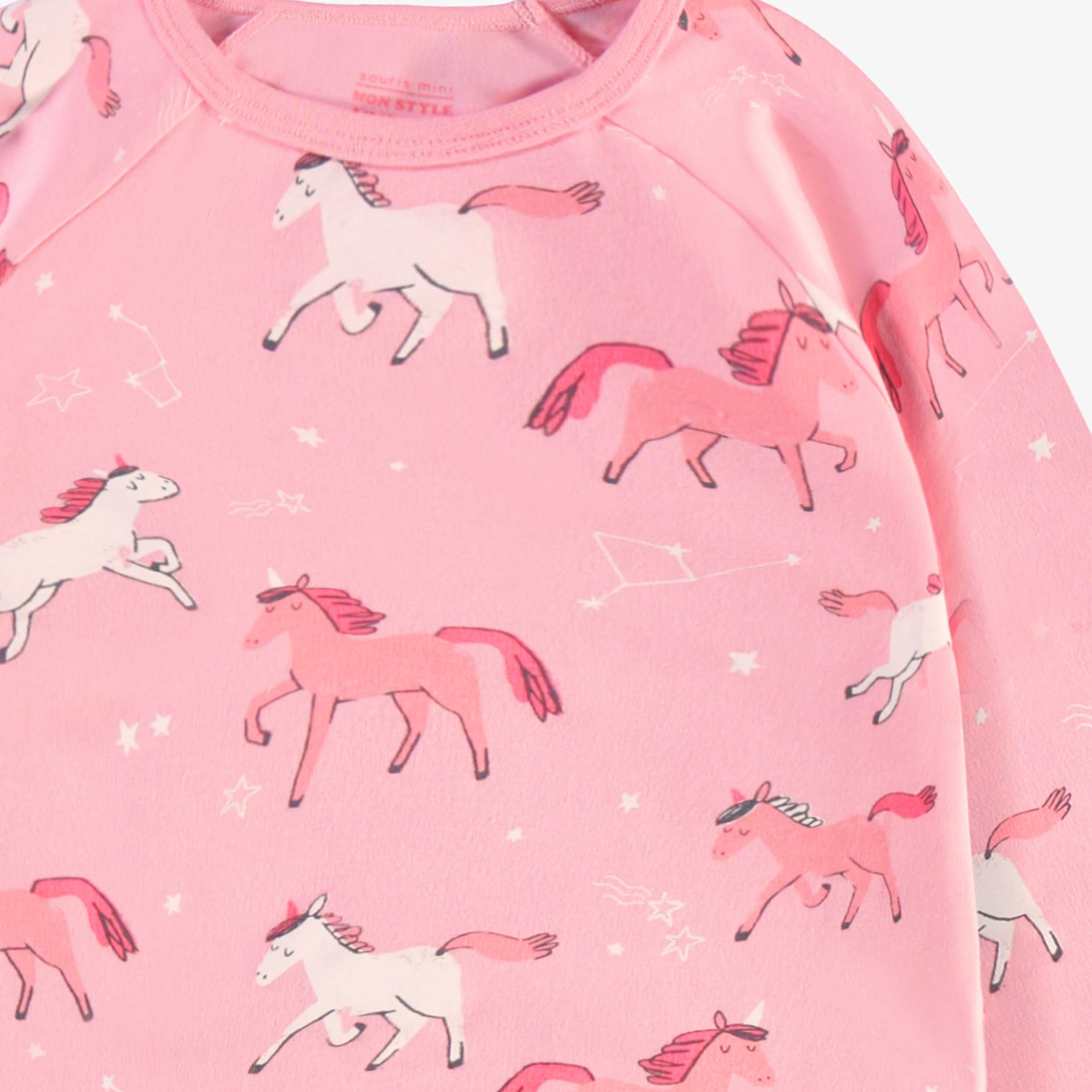 Zoom détails du pyjama deux pièces rose à motifs de licornes, enfant